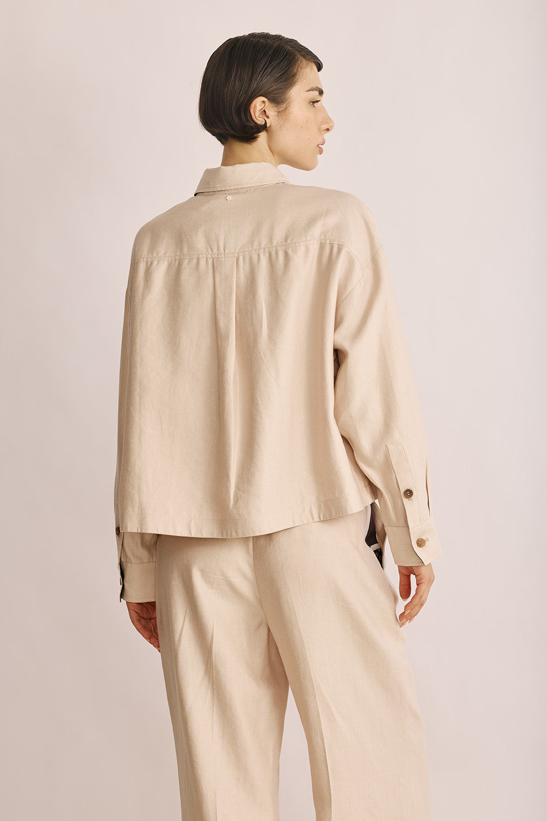 חולצה מכופתרת בגזרת קרופ עם כיס קידמיהרכב: 53% פשתן, 47% משיהדוגמנית בגובה 1.78 ולובשת מידה 42 של LORENA ANTONIAZZI