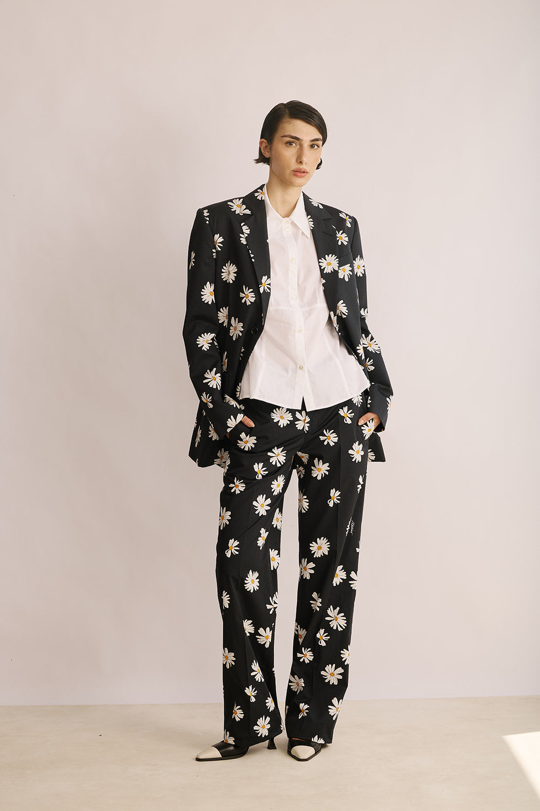 בלייזר מחויט עם הדפס פרחיםהרכב: 100% כותנההדוגמנית בגובה 1.78 ולובשת מידה 38 של MOSCHINO