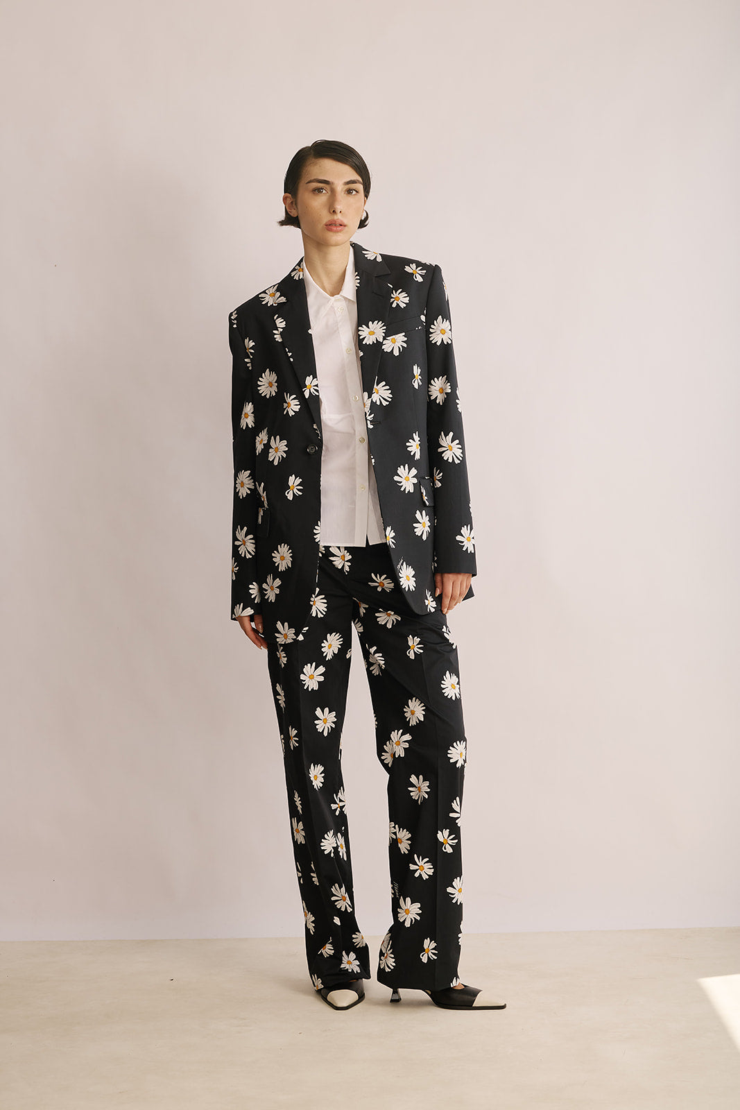 מכנסיים מחוייטים עם הדפס פרחיםהרכב: 100% כותנההדוגמנית בגובה 1.78 ולובשת מידה 42 של MOSCHINO