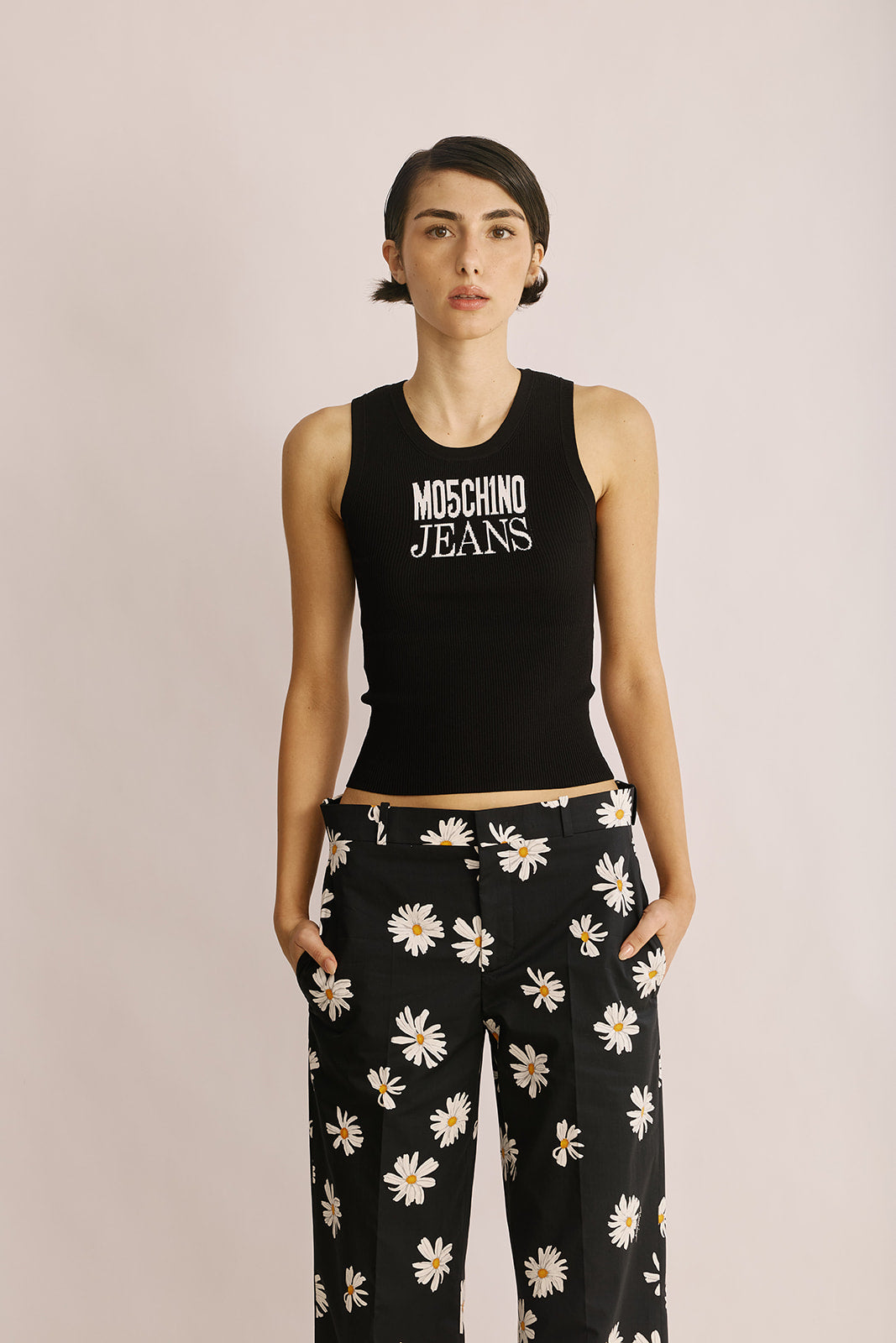 גופיית סריג עם הדפס מונוגרםהרכב: 83% ויסקוזה, 17% פוליאסטרהדוגמנית בגובה 1.78 ולובשת מידה 40 של MOSCHINO