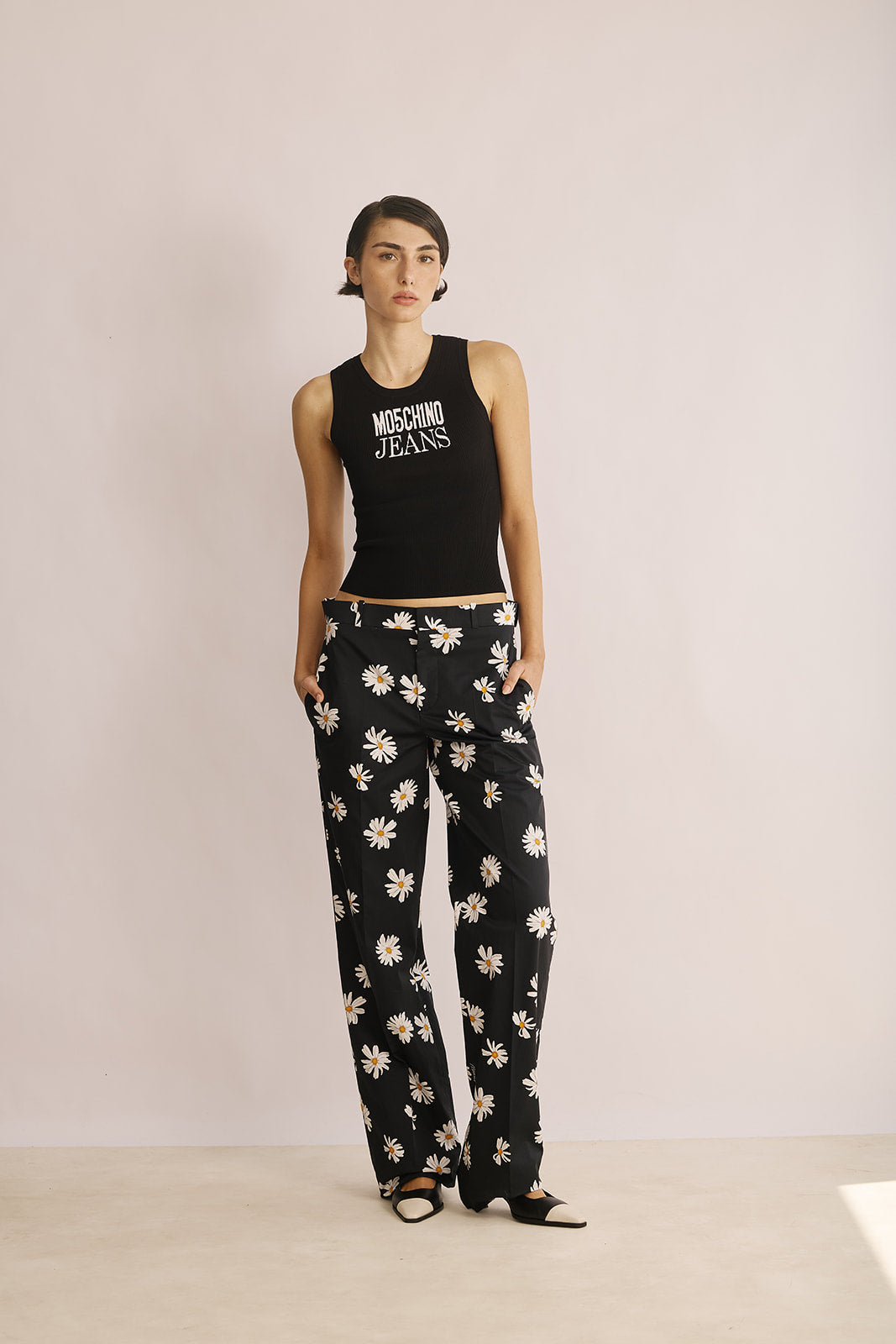 גופיית סריג עם הדפס מונוגרםהרכב: 83% ויסקוזה, 17% פוליאסטרהדוגמנית בגובה 1.78 ולובשת מידה 40 של MOSCHINO