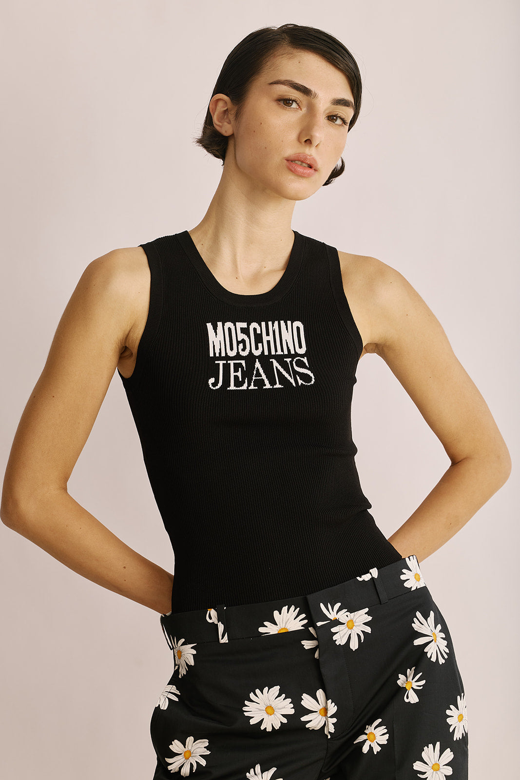 גופיית סריג עם הדפס מונוגרםהרכב: 83% ויסקוזה, 17% פוליאסטרהדוגמנית בגובה 1.78 ולובשת מידה 40 של MOSCHINO