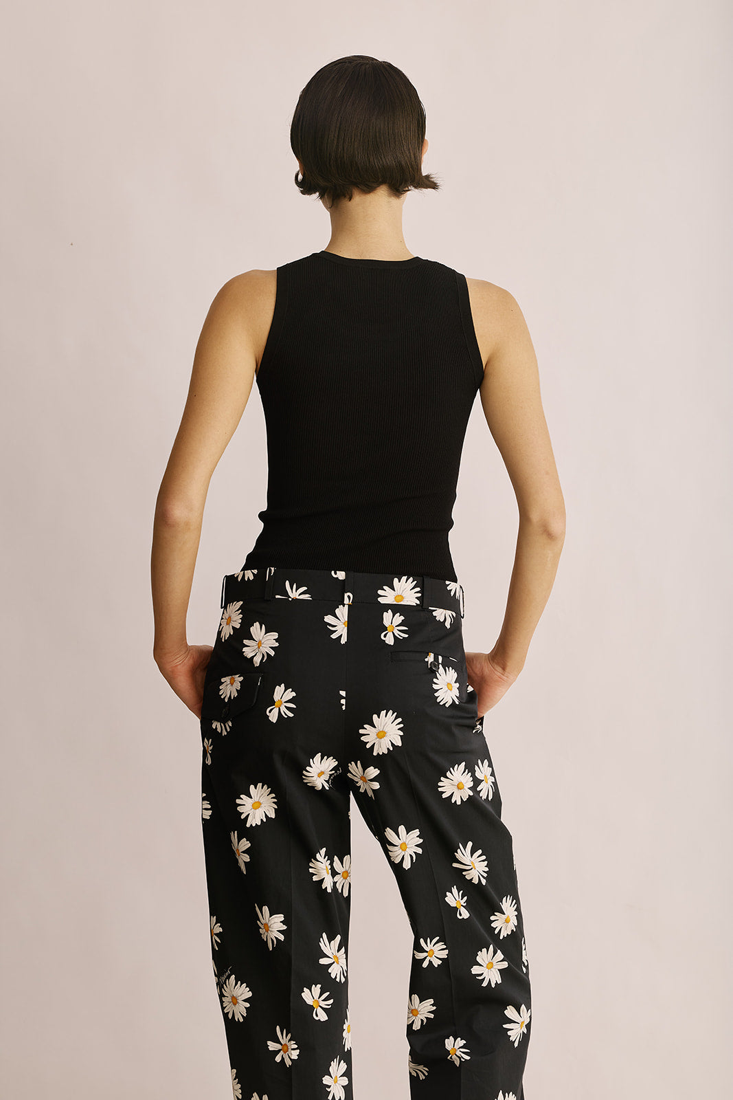 גופיית סריג עם הדפס מונוגרםהרכב: 83% ויסקוזה, 17% פוליאסטרהדוגמנית בגובה 1.78 ולובשת מידה 40 של MOSCHINO