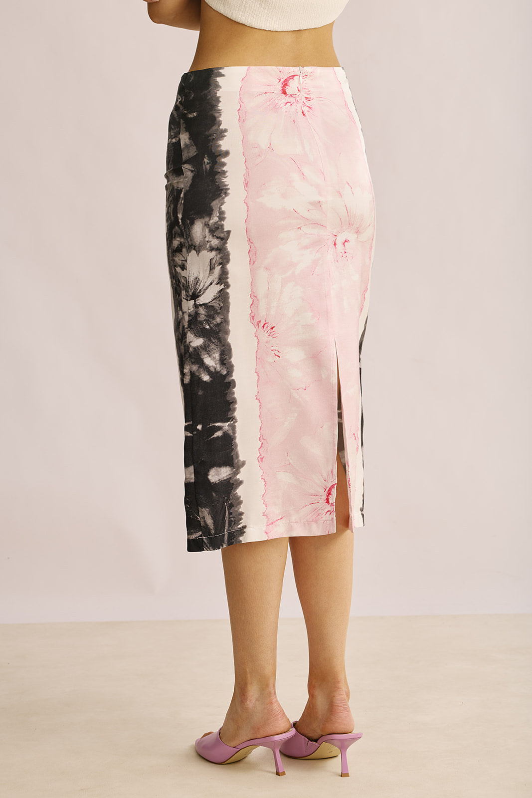 חצאית עיפרון באורך מידי עם הדפסהרכב: 100% ויסקוזההדוגמנית בגובה 1.80 ולובשת מידה 42 של Ermanno Scervino