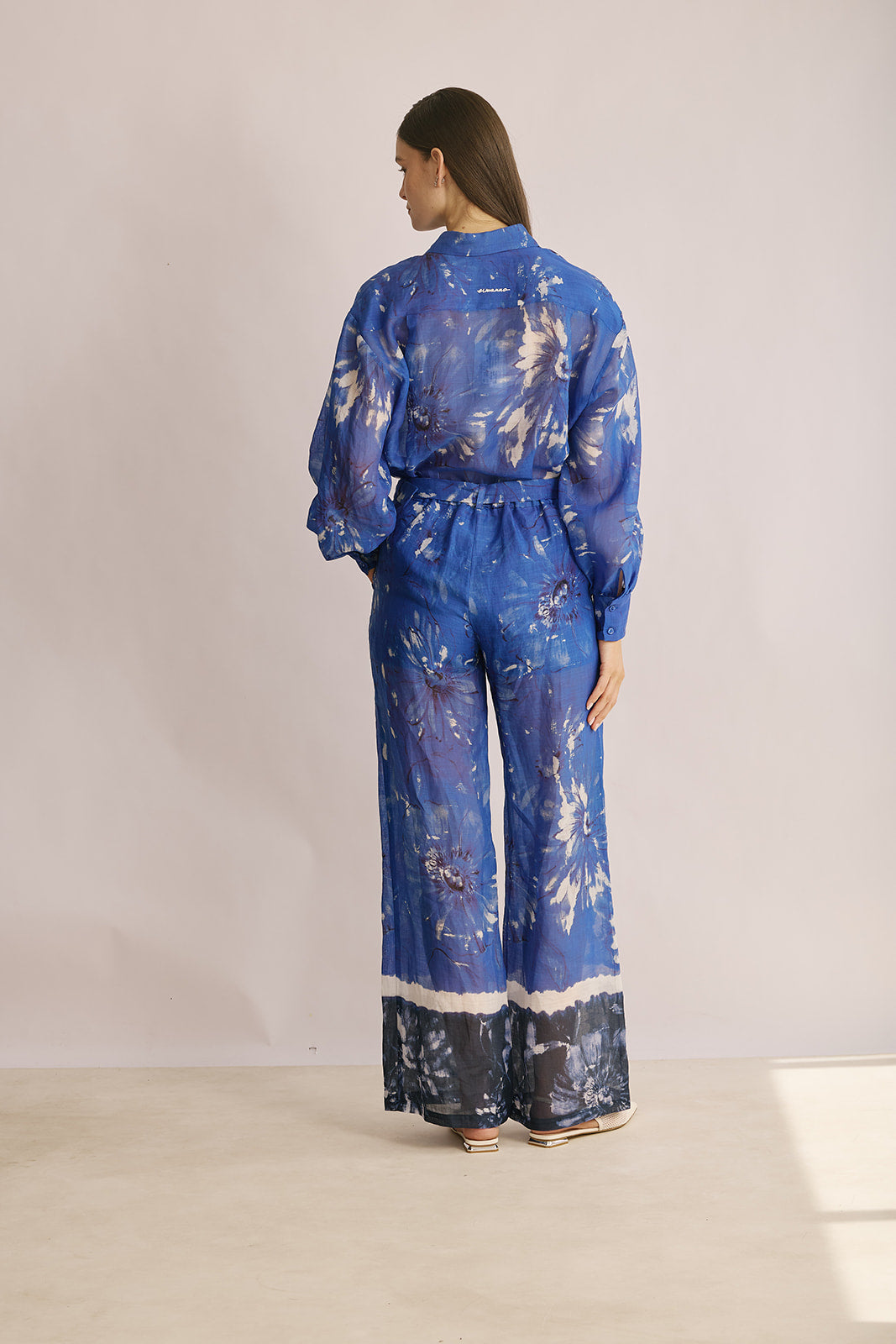 מכנסיים מתרחבות עם חגורת מותן בהדפס טאי דאיהרכב: 100% ראמיהדוגמנית בגובה 1.80 ולובשת מידה 40 של Ermanno Scervino