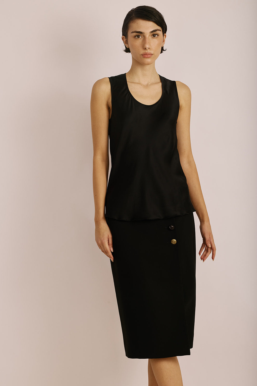 חצאית מחוייטת באורך מידי עם סגירת כפתורים בצדהרכב: 88% פוליאסטר, 12% אלסטןהדוגמנית בגובה 1.78 ולובשת מידה 42 של MOSCHINO