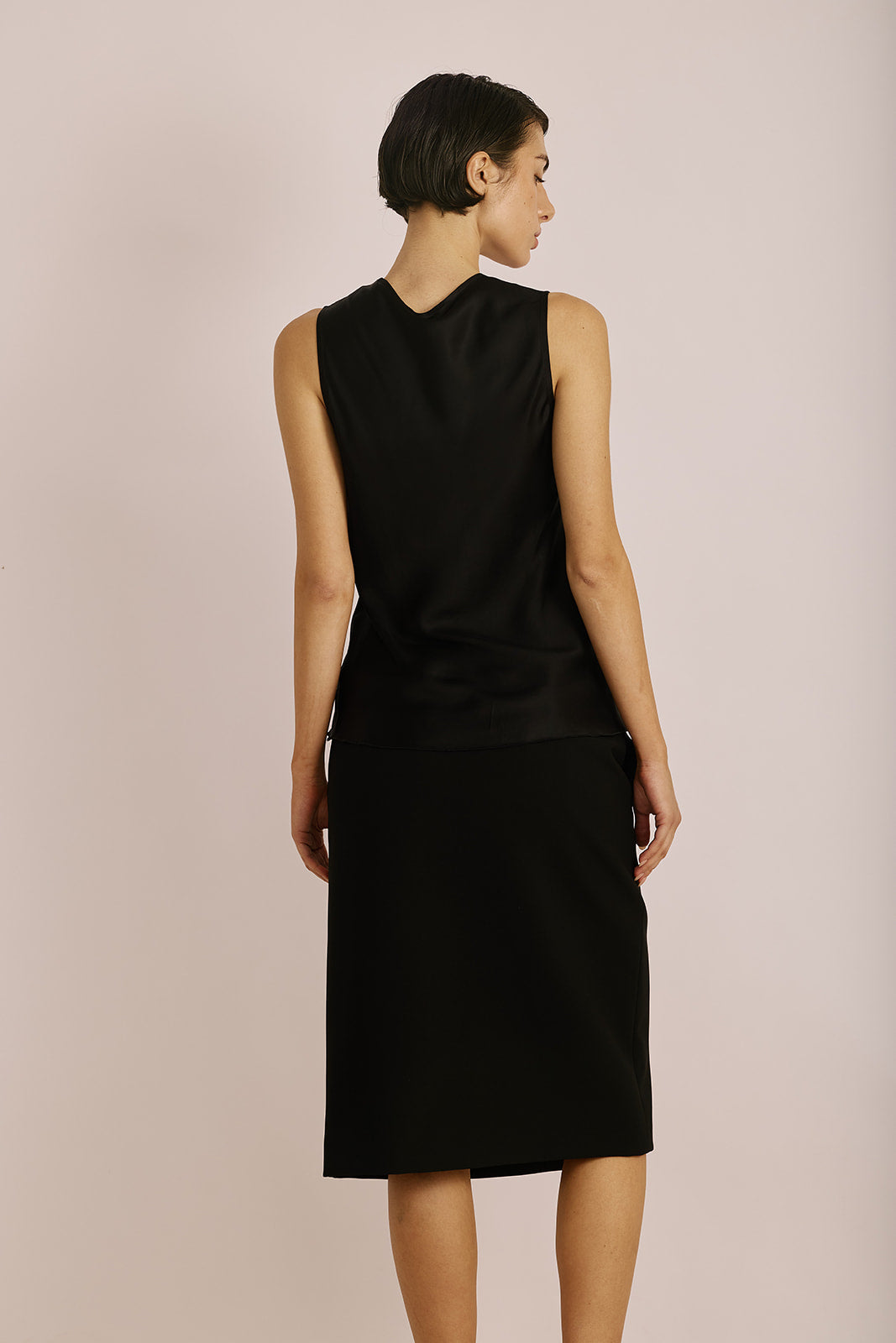 חצאית מחוייטת באורך מידי עם סגירת כפתורים בצדהרכב: 88% פוליאסטר, 12% אלסטןהדוגמנית בגובה 1.78 ולובשת מידה 42 של MOSCHINO