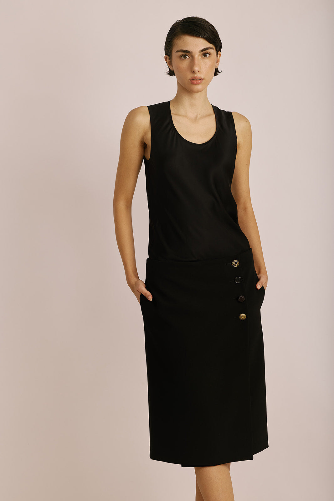 חצאית מחוייטת באורך מידי עם סגירת כפתורים בצדהרכב: 88% פוליאסטר, 12% אלסטןהדוגמנית בגובה 1.78 ולובשת מידה 42 של MOSCHINO