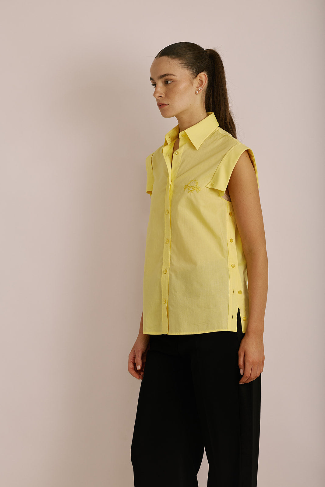 גופייה במראה מחוייט עם עיטור בשרוולים וסגירת כפתורים במרכז ובצידי הגוףהרכב: 100% כותנההדוגמנית בגובה 1.80 ולובשת מידה S של MOSCHINO