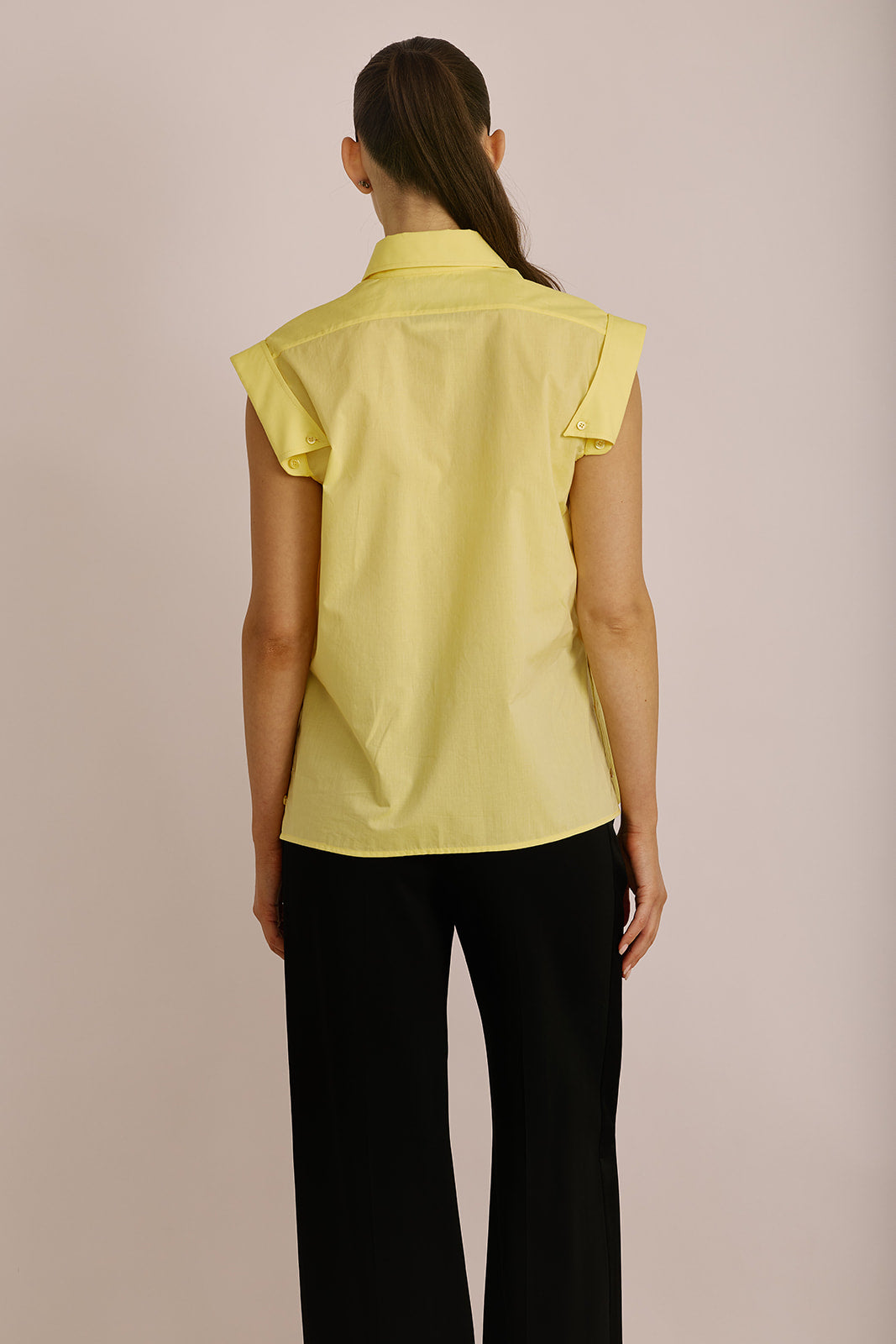 גופייה במראה מחוייט עם עיטור בשרוולים וסגירת כפתורים במרכז ובצידי הגוףהרכב: 100% כותנההדוגמנית בגובה 1.80 ולובשת מידה S של MOSCHINO