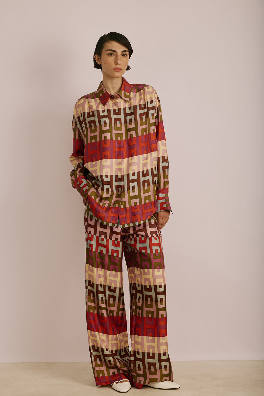 מכנסי לאונג' עם שרוך קשירה בהדפסהרכב: 100% משיהדוגמנית בגובה 1.80 ולובשת מידה 42 של LORENA ANTONIAZZI