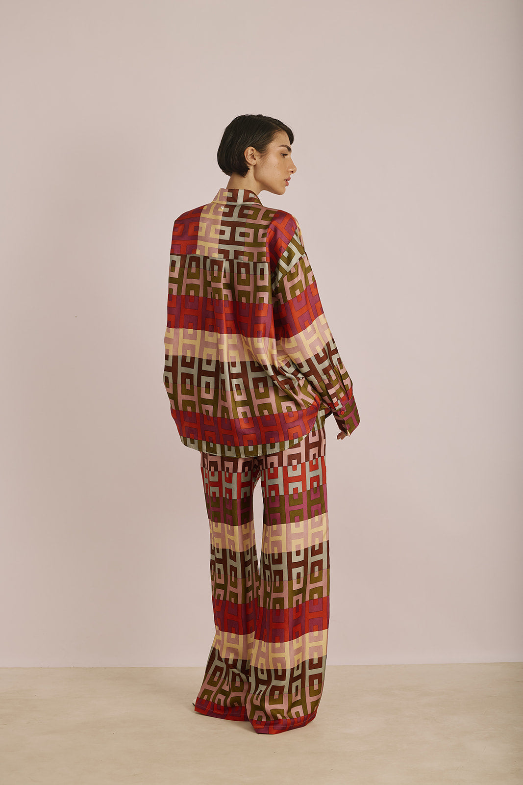 מכנסי לאונג' עם שרוך קשירה בהדפסהרכב: 100% משיהדוגמנית בגובה 1.80 ולובשת מידה 42 של LORENA ANTONIAZZI