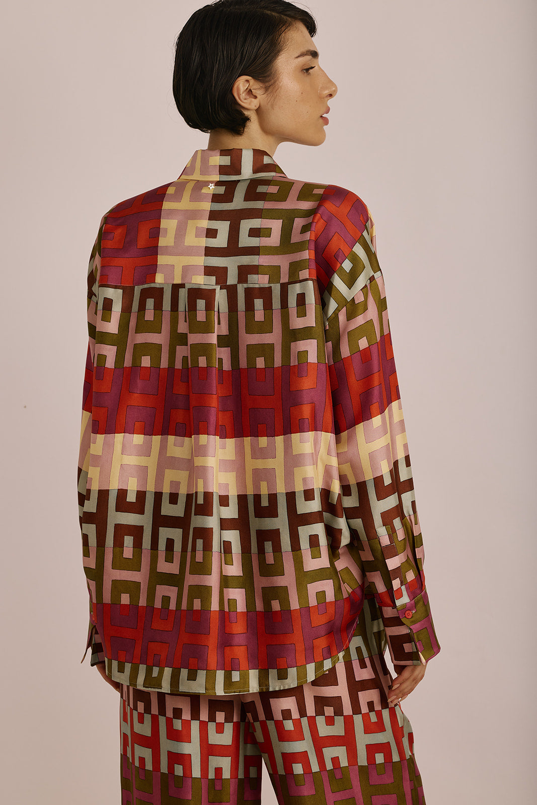 חולצה מכופתרת עם הדפסהרכב: 100% משיהדוגמנית בגובה 1.80 ולובשת מידה 42 של LORENA ANTONIAZZI