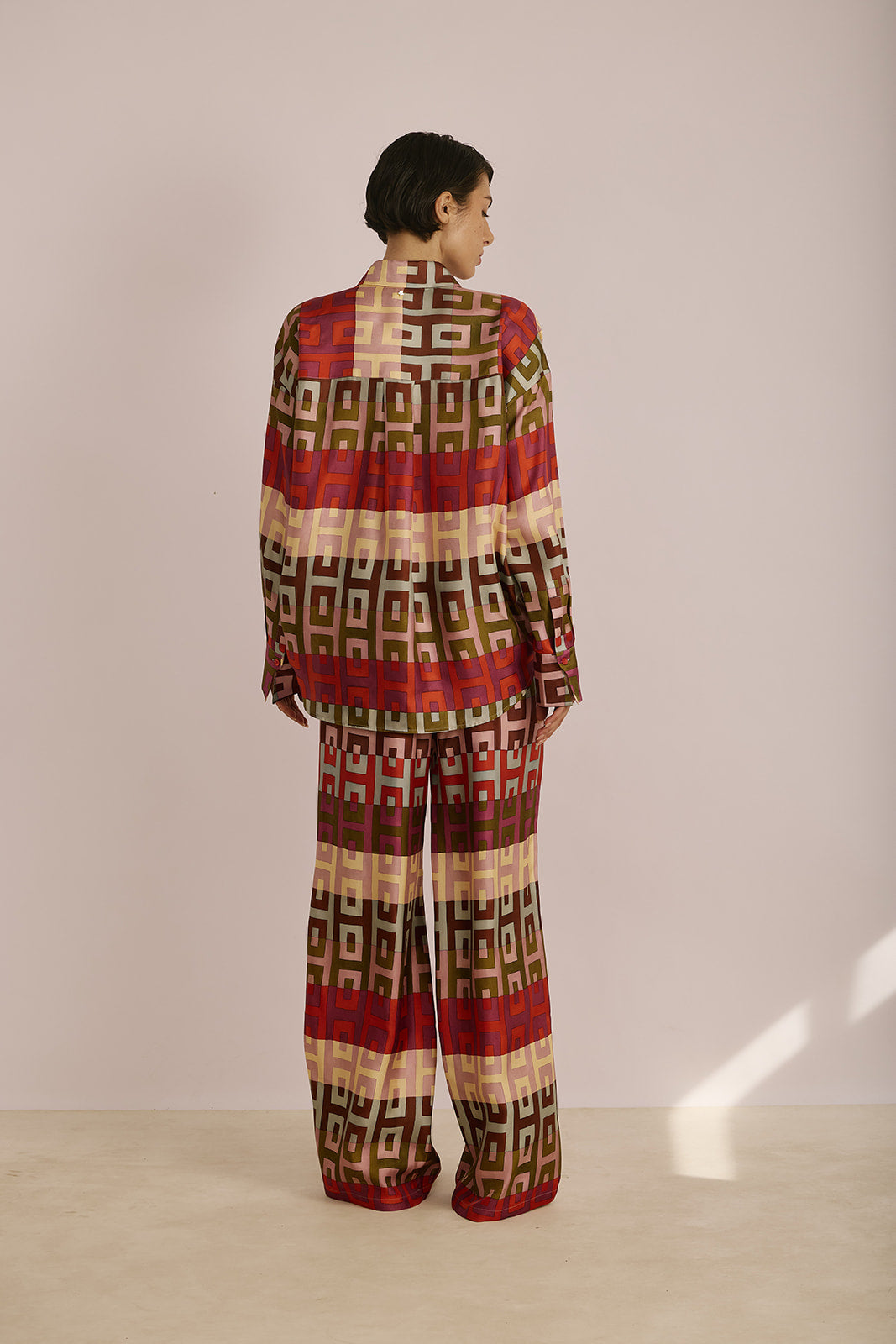 מכנסי לאונג' עם שרוך קשירה בהדפסהרכב: 100% משיהדוגמנית בגובה 1.80 ולובשת מידה 42 של LORENA ANTONIAZZI