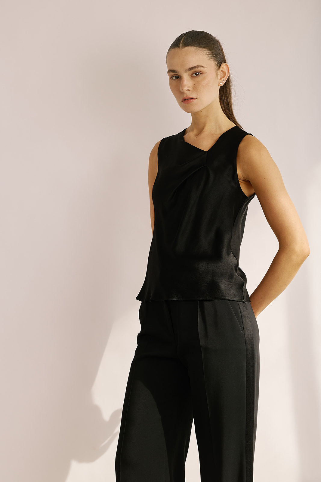 גופיית משי מעוטר באלמנט בצווארוןהרכב: 64% אצטט, 34% משיהדוגמנית בגובה 1.80 ולובשת מידה 