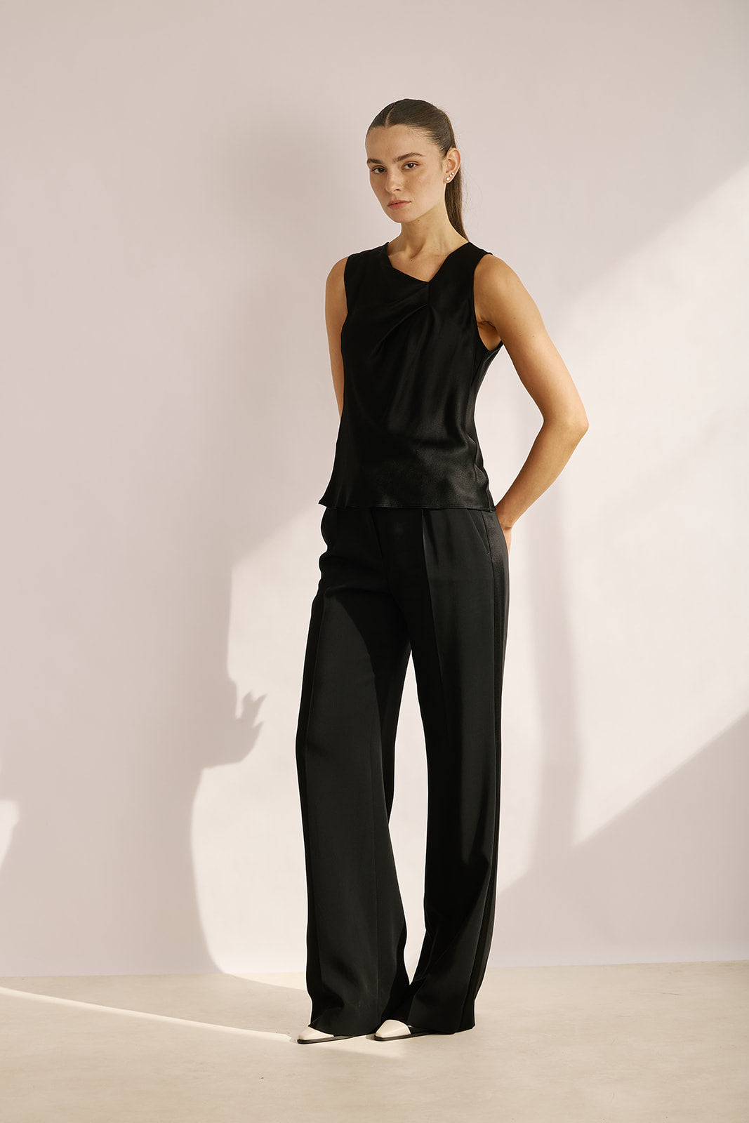 גופיית משי מעוטר באלמנט בצווארוןהרכב: 64% אצטט, 34% משיהדוגמנית בגובה 1.80 ולובשת מידה 