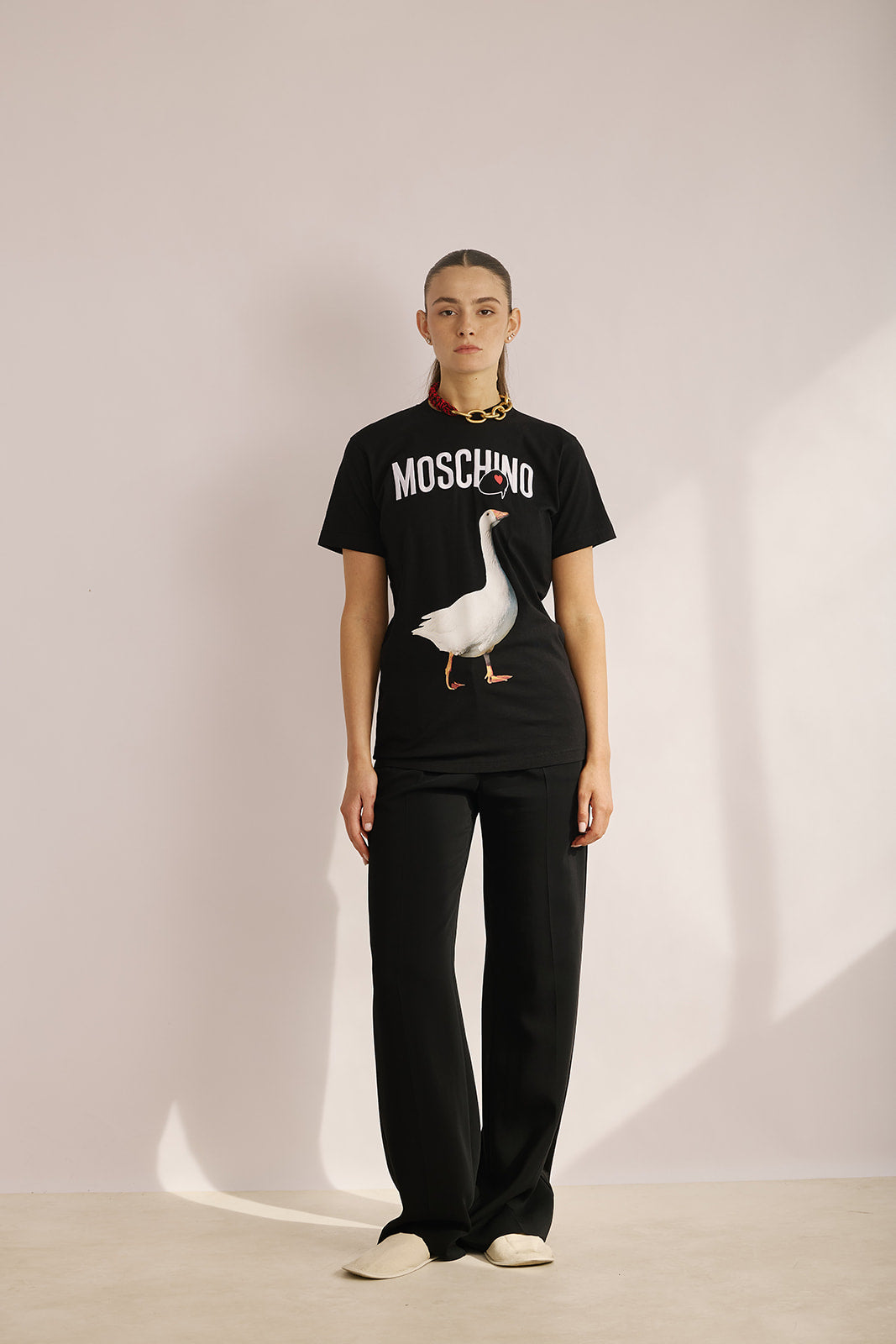 חולצת טי עם הדפס מונוגרםהרכב: 100% כותנההדוגמנית בגובה 1.80 ולובשת מידה 40 של MOSCHINO