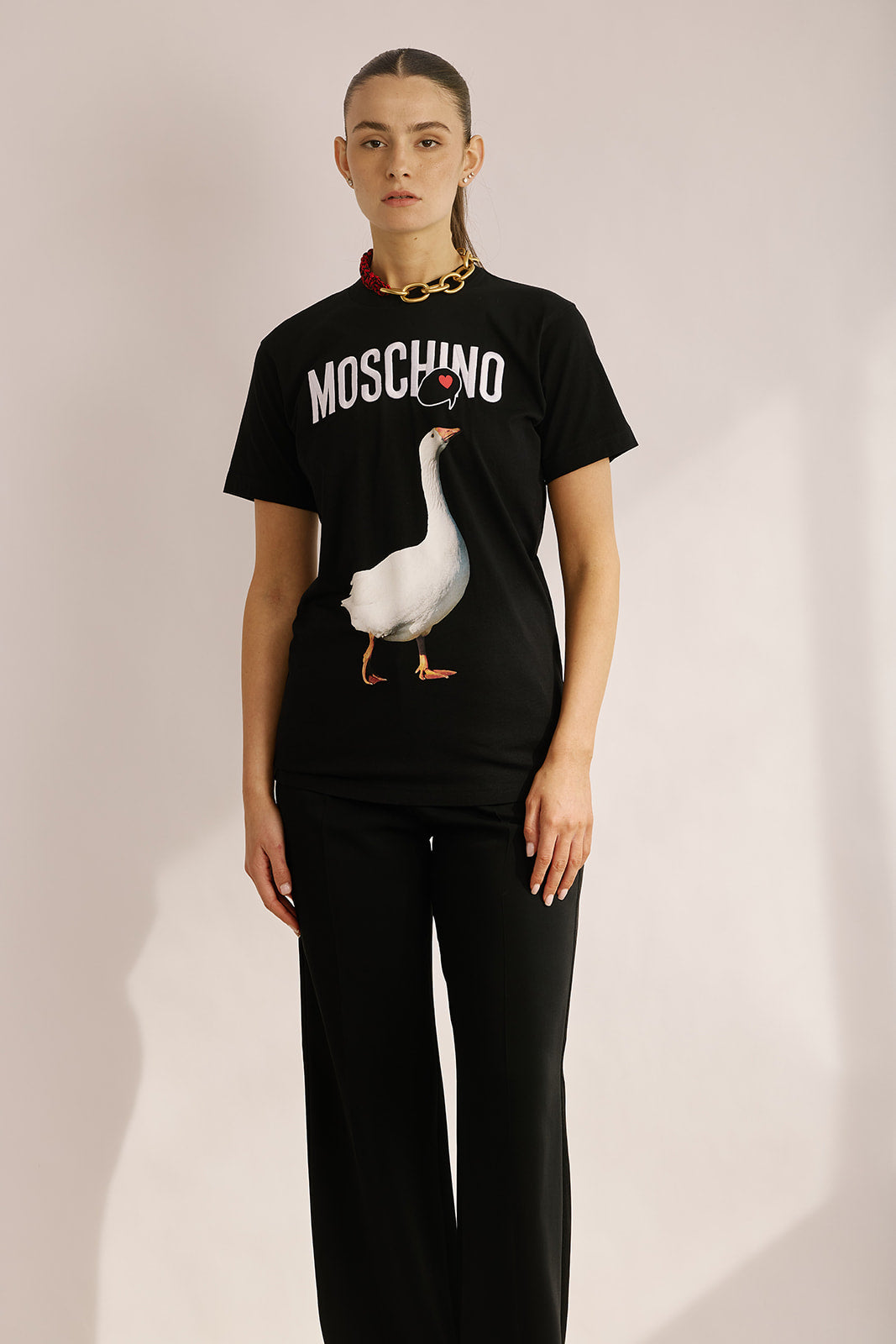חולצת טי עם הדפס מונוגרםהרכב: 100% כותנההדוגמנית בגובה 1.80 ולובשת מידה 40 של MOSCHINO