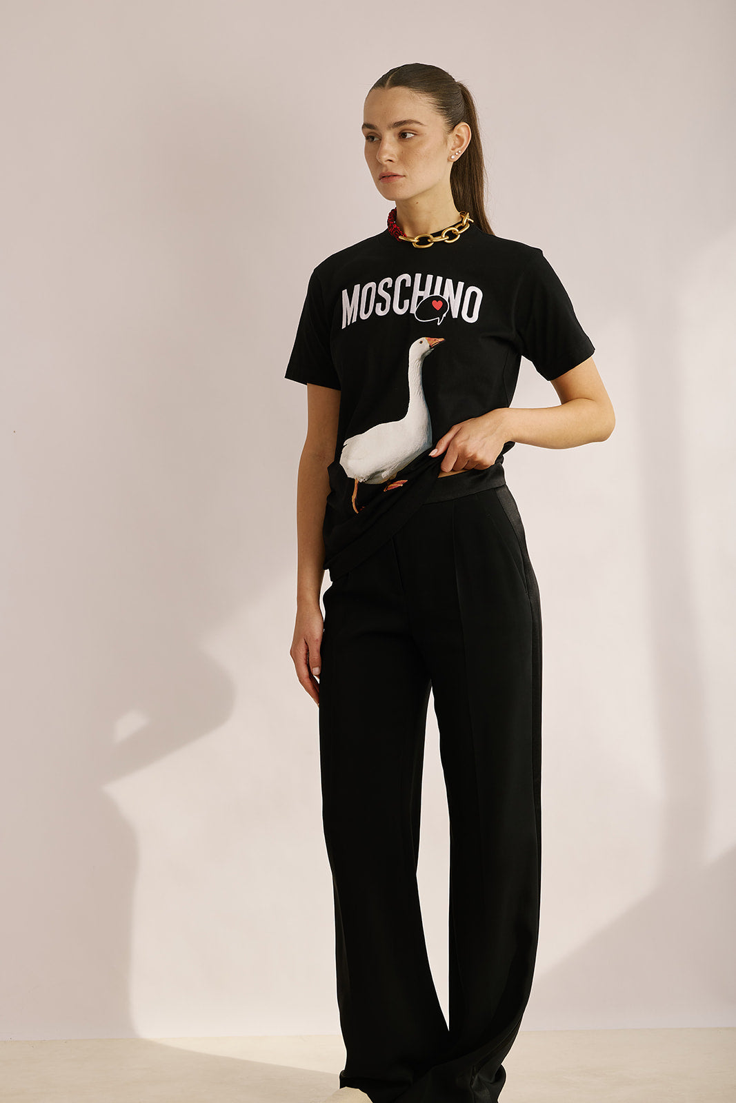 חולצת טי עם הדפס מונוגרםהרכב: 100% כותנההדוגמנית בגובה 1.80 ולובשת מידה 40 של MOSCHINO