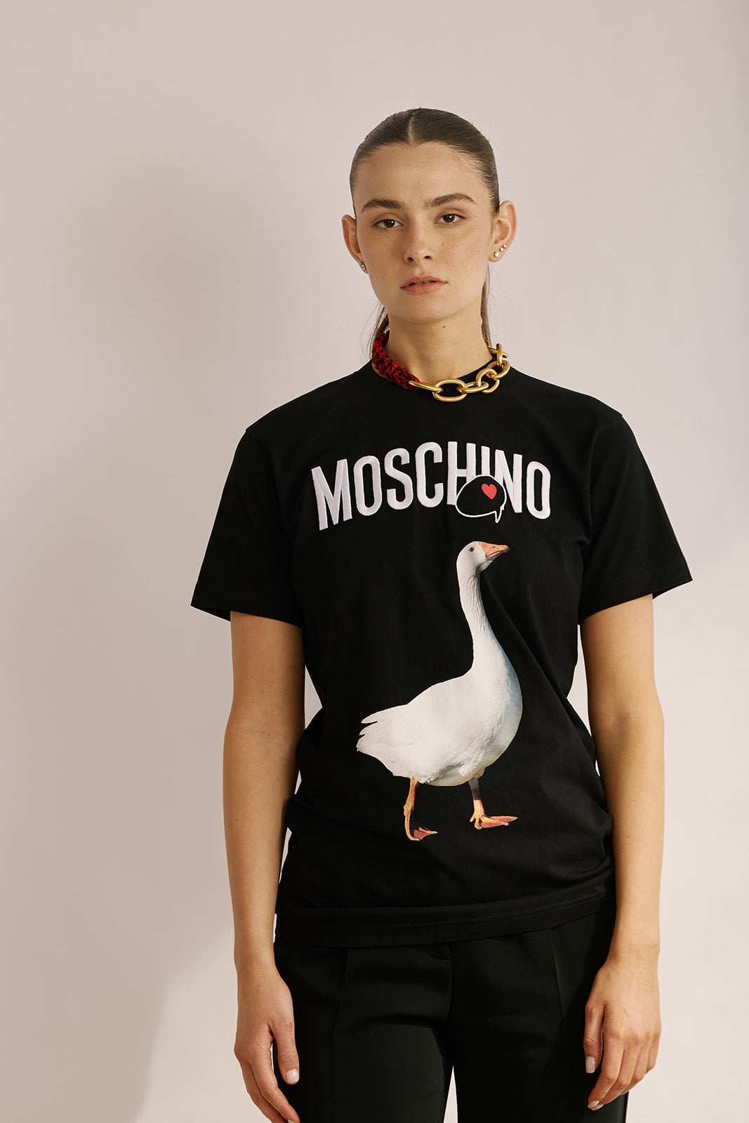 חולצת טי עם הדפס מונוגרםהרכב: 100% כותנההדוגמנית בגובה 1.80 ולובשת מידה 40 של MOSCHINO