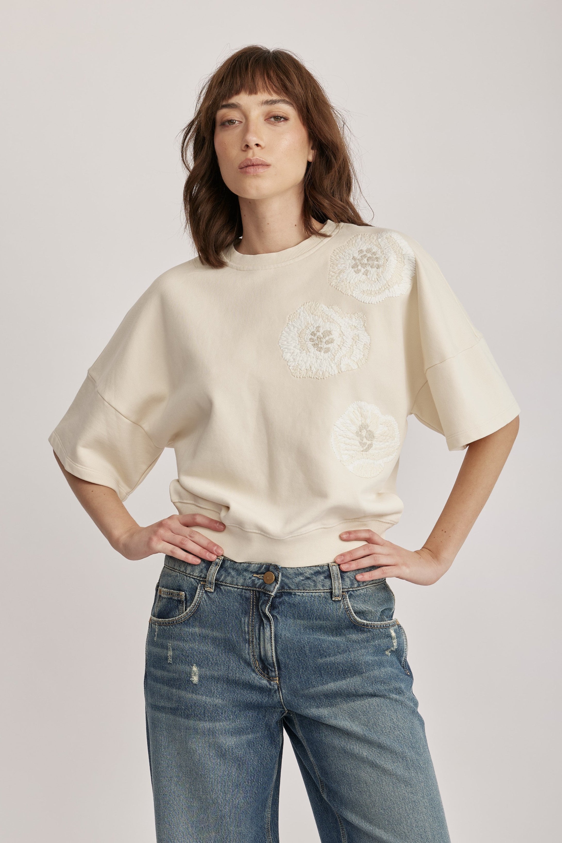 סווטשירט מבית המותג DRYKORN, עם רקמה פרחונית ייחודית בעבודת יד. הסווטשירט מבד כותנה עבה ונעים, בגזרה רחבה ונינוחה, שרוולים קצרים עם כתף שמוטה, צווארון עגול, ומכפלת קצרה בגימור מנג'ט ריב.הרכב: 100% כותנההדוגמנית בגובה 1.75 ולובשת מידה S של דרייקורן