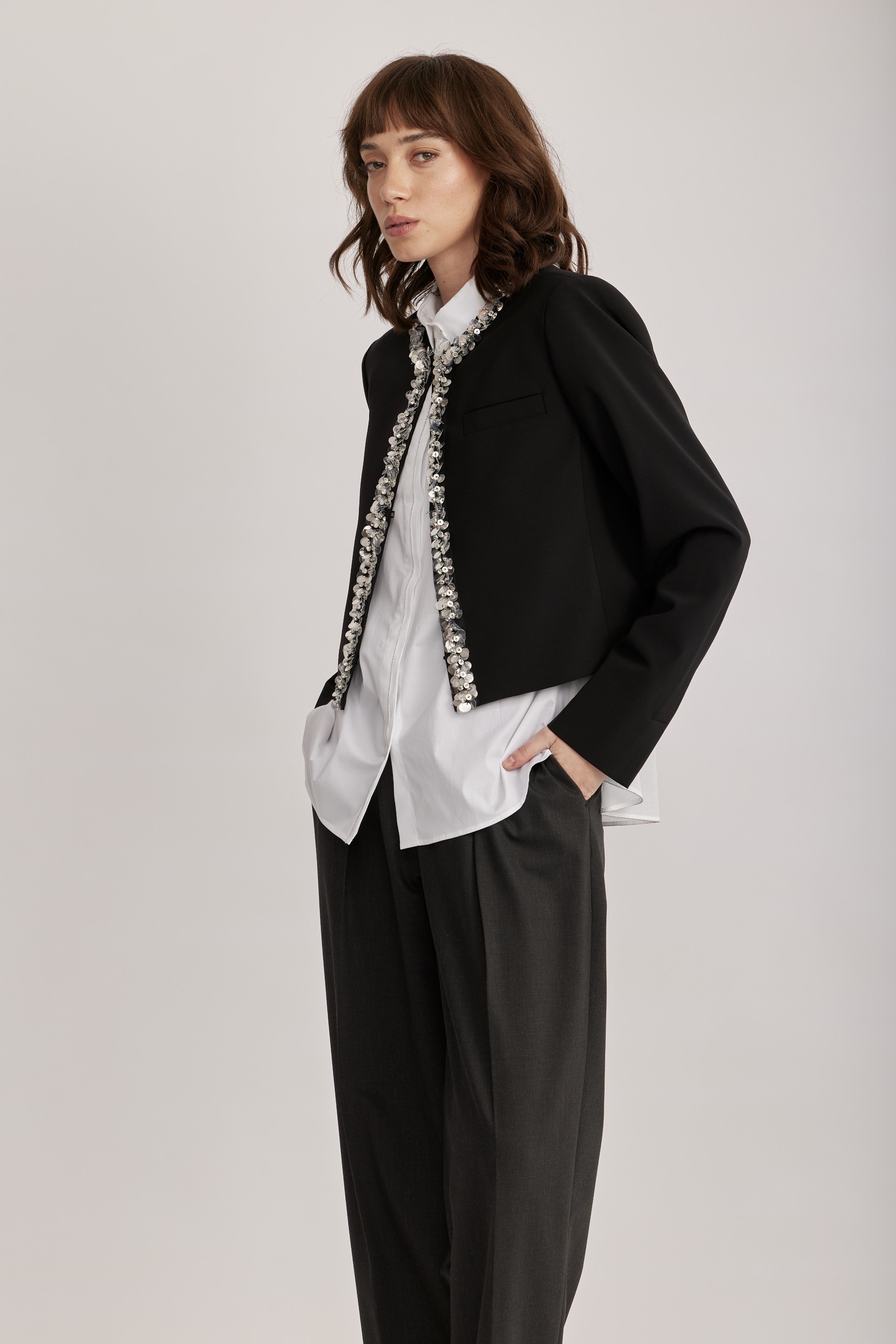 מכנסיים מחוייטים מבית המותג RIANI, בגזרת Wide Leg רחבה ואופנתית, מבד אלסטי ונוח. עם מותן גבוהה, כיסי צד, וסגירה נסתרת.הרכב: 91% פוליאסטר, 9% פוליאוריתןהדוגמנית בגובה 1.75 ולובשת מידה 36 אירופאית