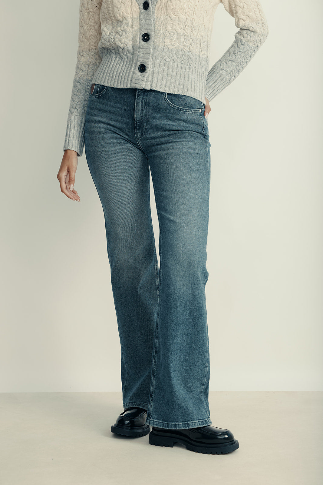 מכנסי ג'ינס מקולקציית MOSCHINO Jeans עם סיומת מתרחבת ועיטור פאטץ' בכיס הקידמיהרכב: 98% כותנה, 2% אלסטןהדוגמנית בגובה 1.80 ולובשת מידה 27