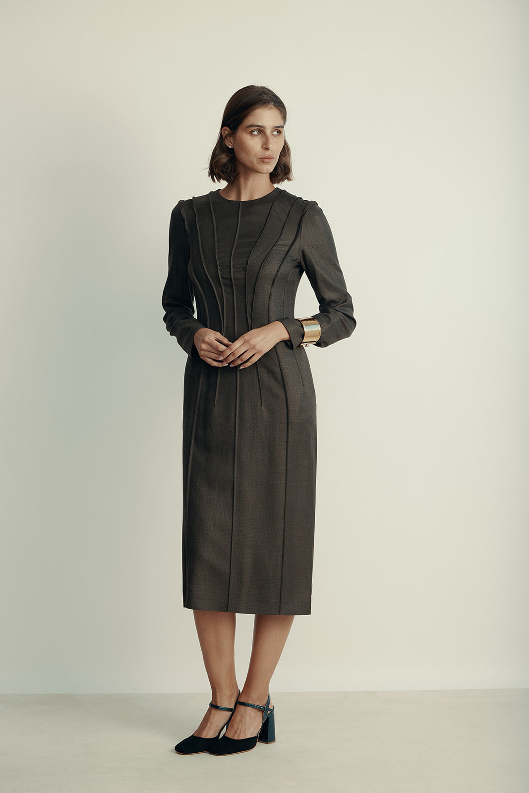 שמלה אלגנטית באורך מידי עם תיפורים לאורךהרכב: 100% ויסקוזה; בטנה: 100% קופרוהדוגמנית בגובה 1.80 ולובשת מידה 42 איטלקית