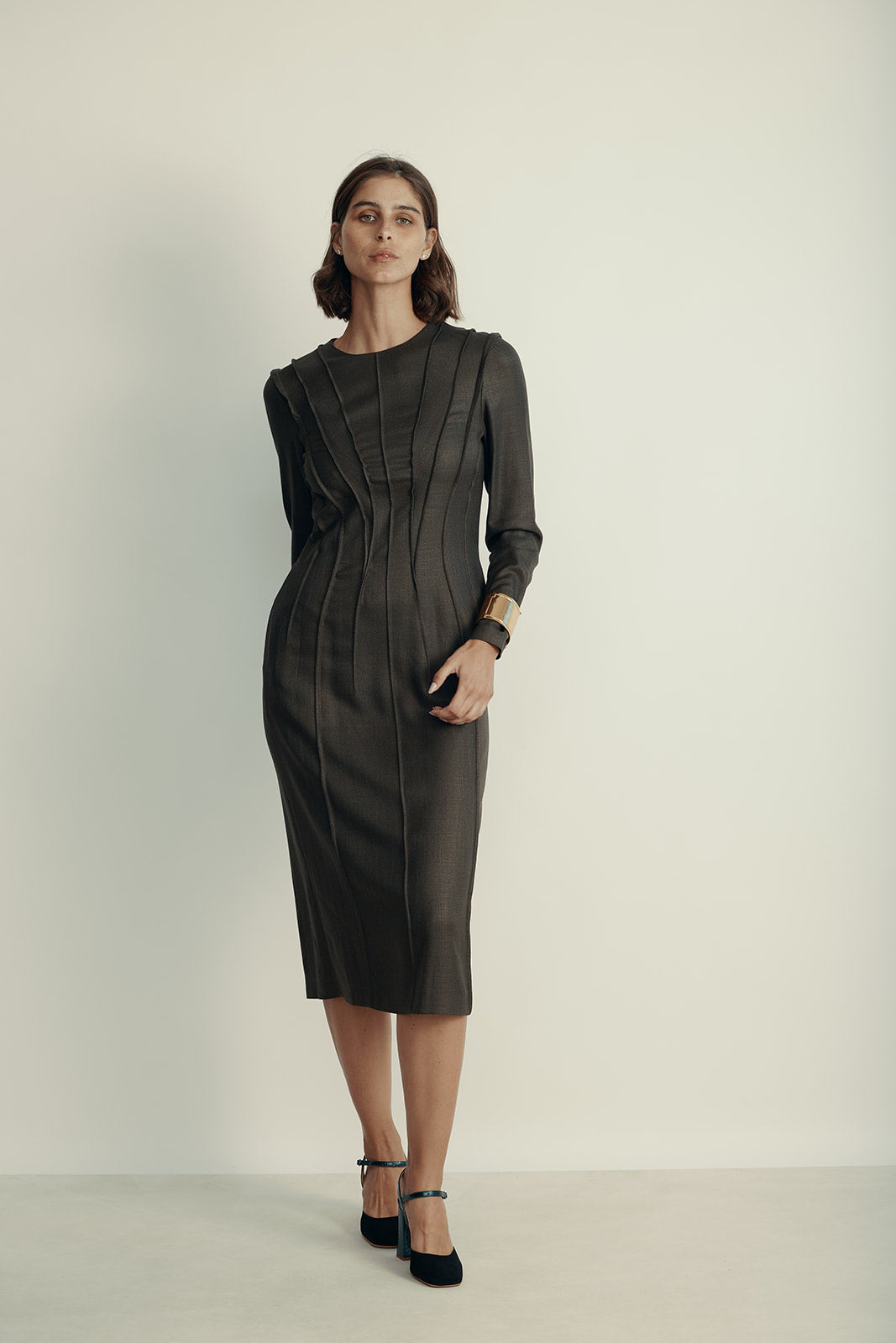 שמלה אלגנטית באורך מידי עם תיפורים לאורךהרכב: 100% ויסקוזה; בטנה: 100% קופרוהדוגמנית בגובה 1.80 ולובשת מידה 42 איטלקית