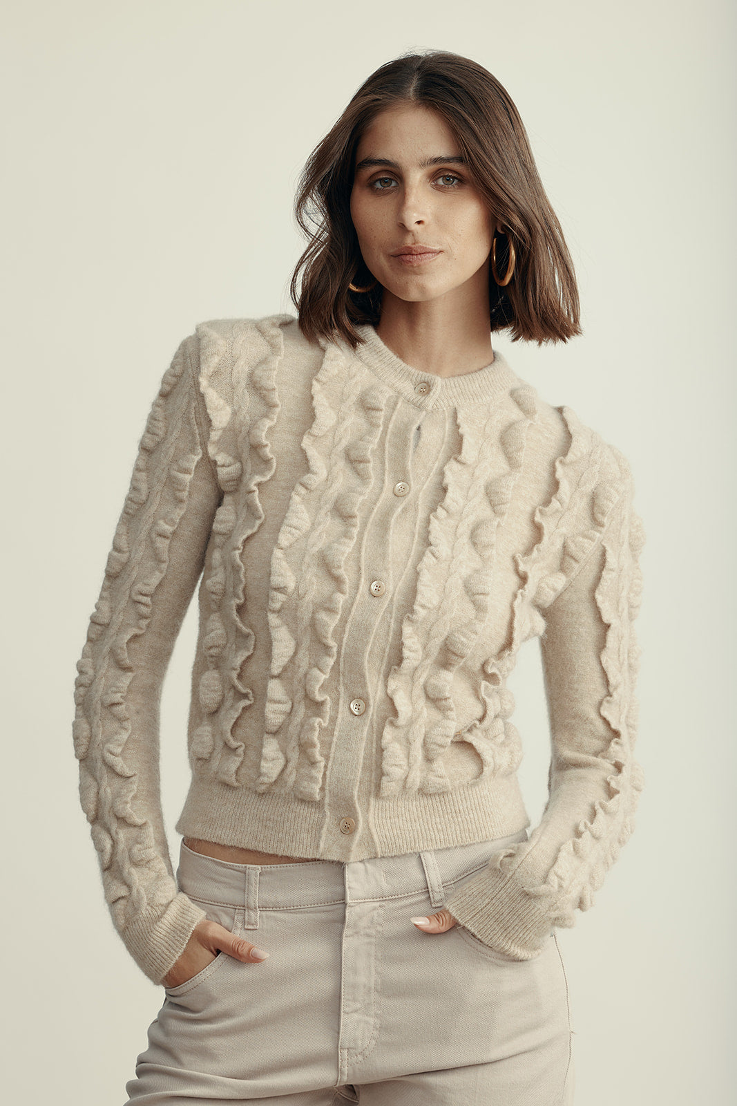 קרדיגן מקולקציית MOSCHINO Couture עם אלמנט מלמלה וסגירת כפתוריםהרכב: 30% צמר וירג'ין, 38% פוליאמיד, 31% מוהיר, 1% אלסטןהדוגמנית בגובה 1.80 ולובשת מידה 42 איטלקית 