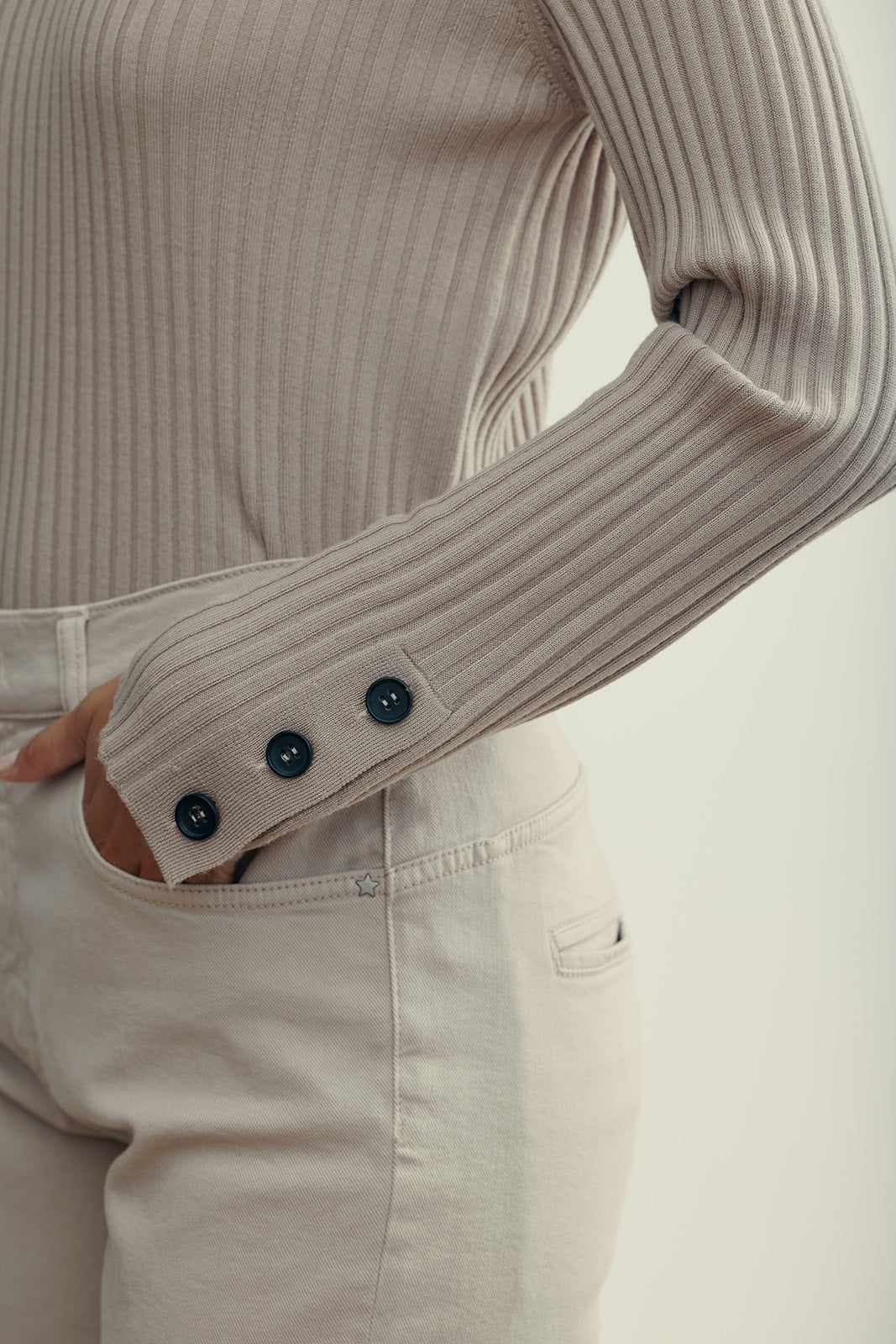 סריג גולף בגזרת סלים פיטהרכב: 100% צמר וירג'יןהדוגמנית בגובה 1.80 ולובשת מידה 42 איטלקית