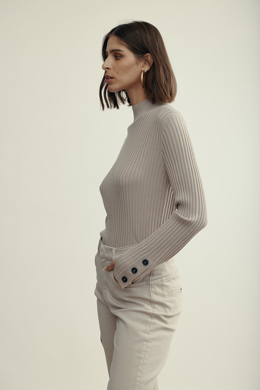 סריג גולף בגזרת סלים פיטהרכב: 100% צמר וירג'יןהדוגמנית בגובה 1.80 ולובשת מידה 42 איטלקית