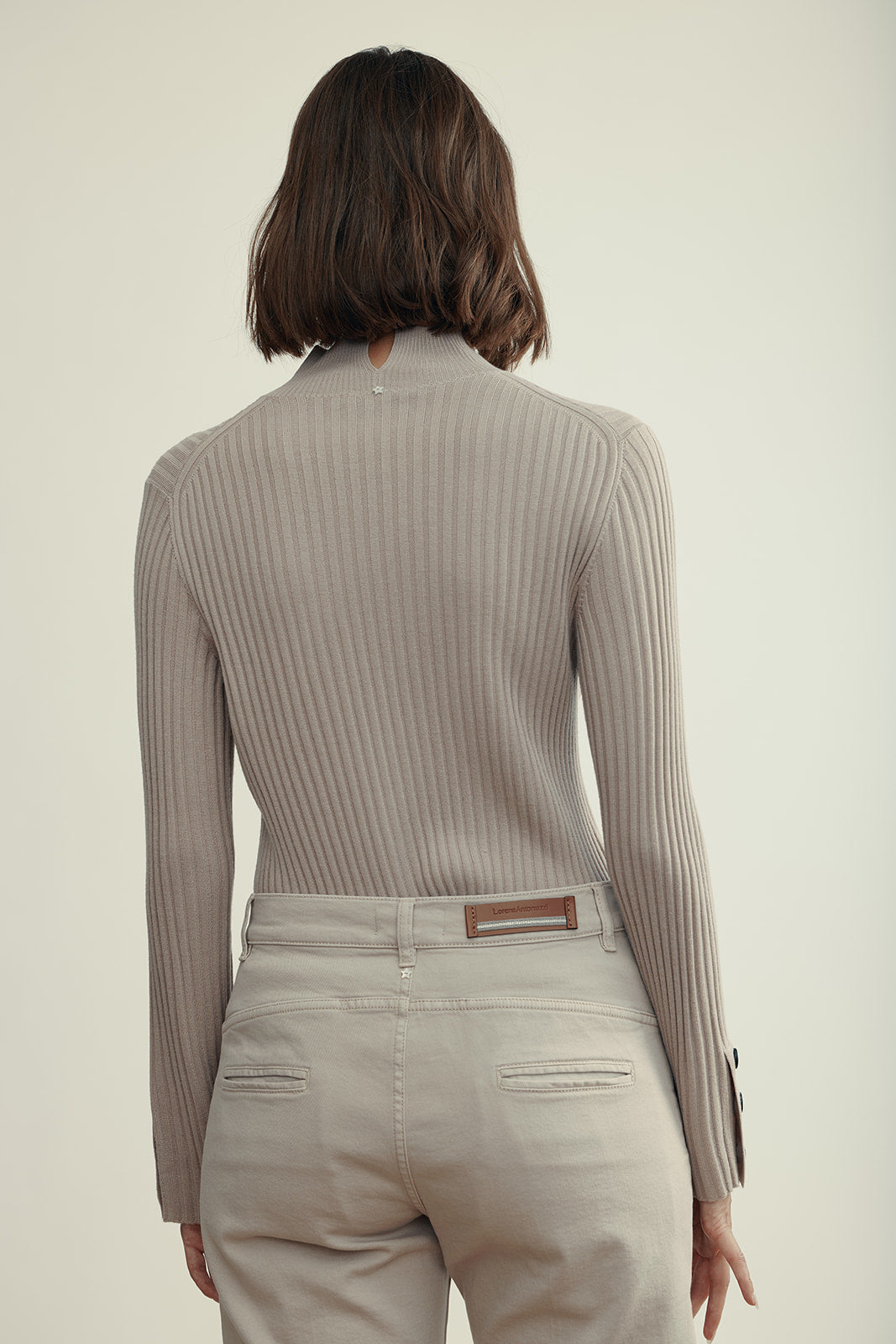 סריג גולף בגזרת סלים פיטהרכב: 100% צמר וירג'יןהדוגמנית בגובה 1.80 ולובשת מידה 42 איטלקית