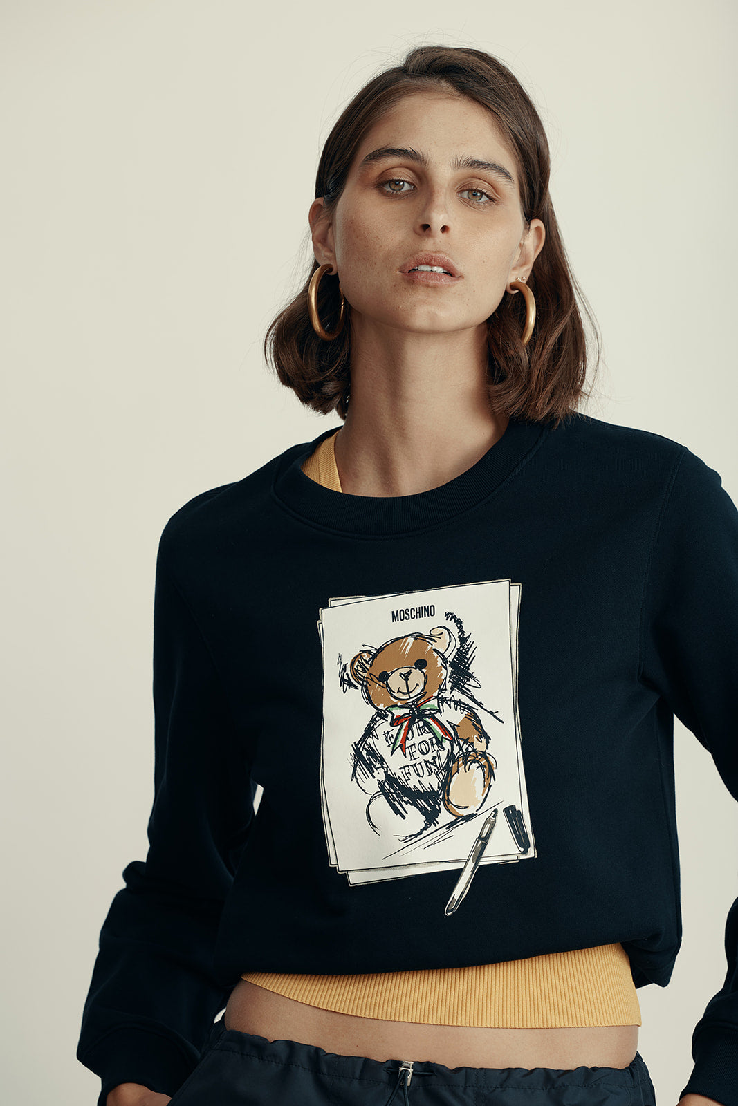 סווטשירט עם הדפס מקולקציית  MOSCHINO Coutureהרכב: 100% כותנההדוגמנית בגובה 1.80 ולובשת מידה S