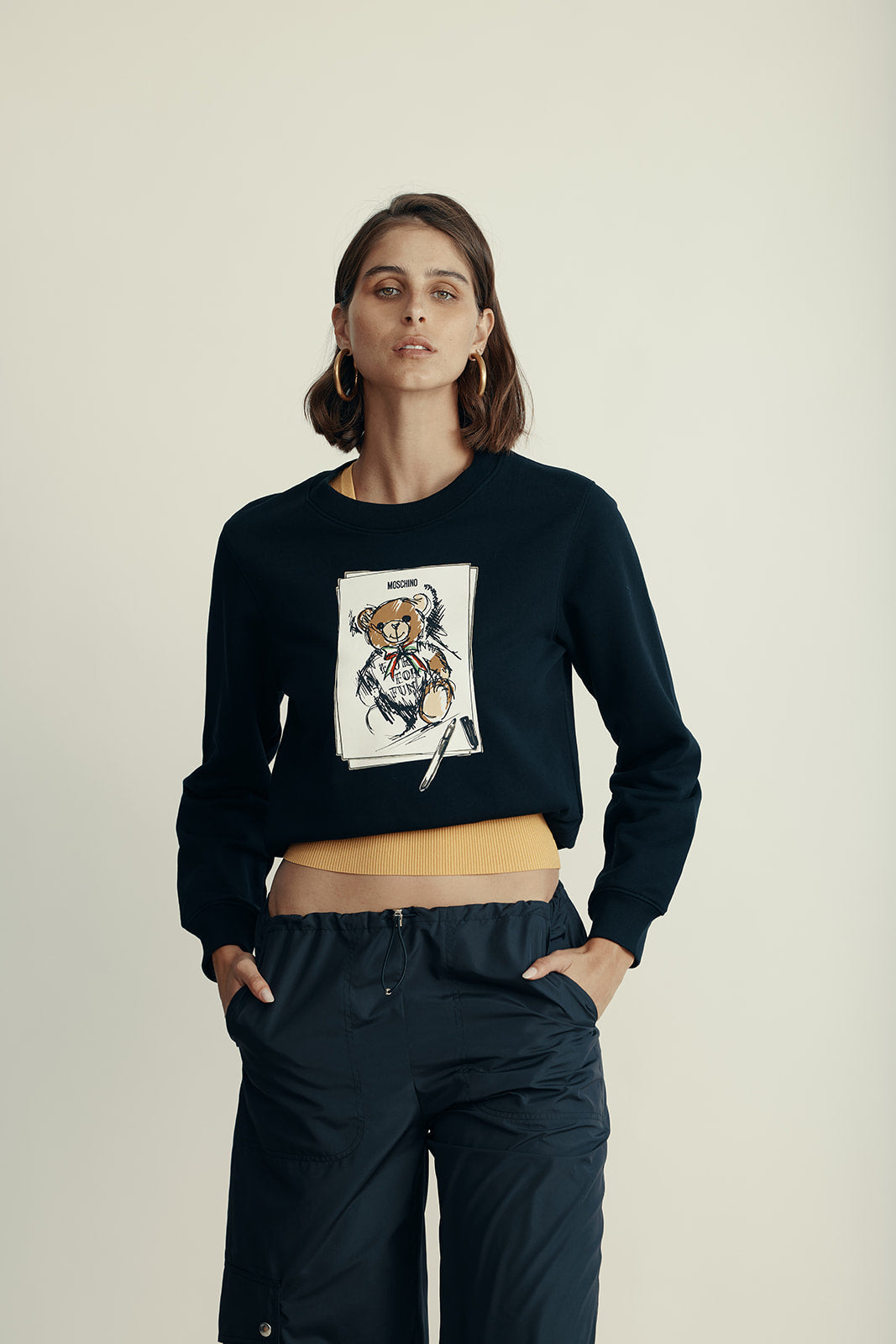 סווטשירט עם הדפס מקולקציית  MOSCHINO Coutureהרכב: 100% כותנההדוגמנית בגובה 1.80 ולובשת מידה S