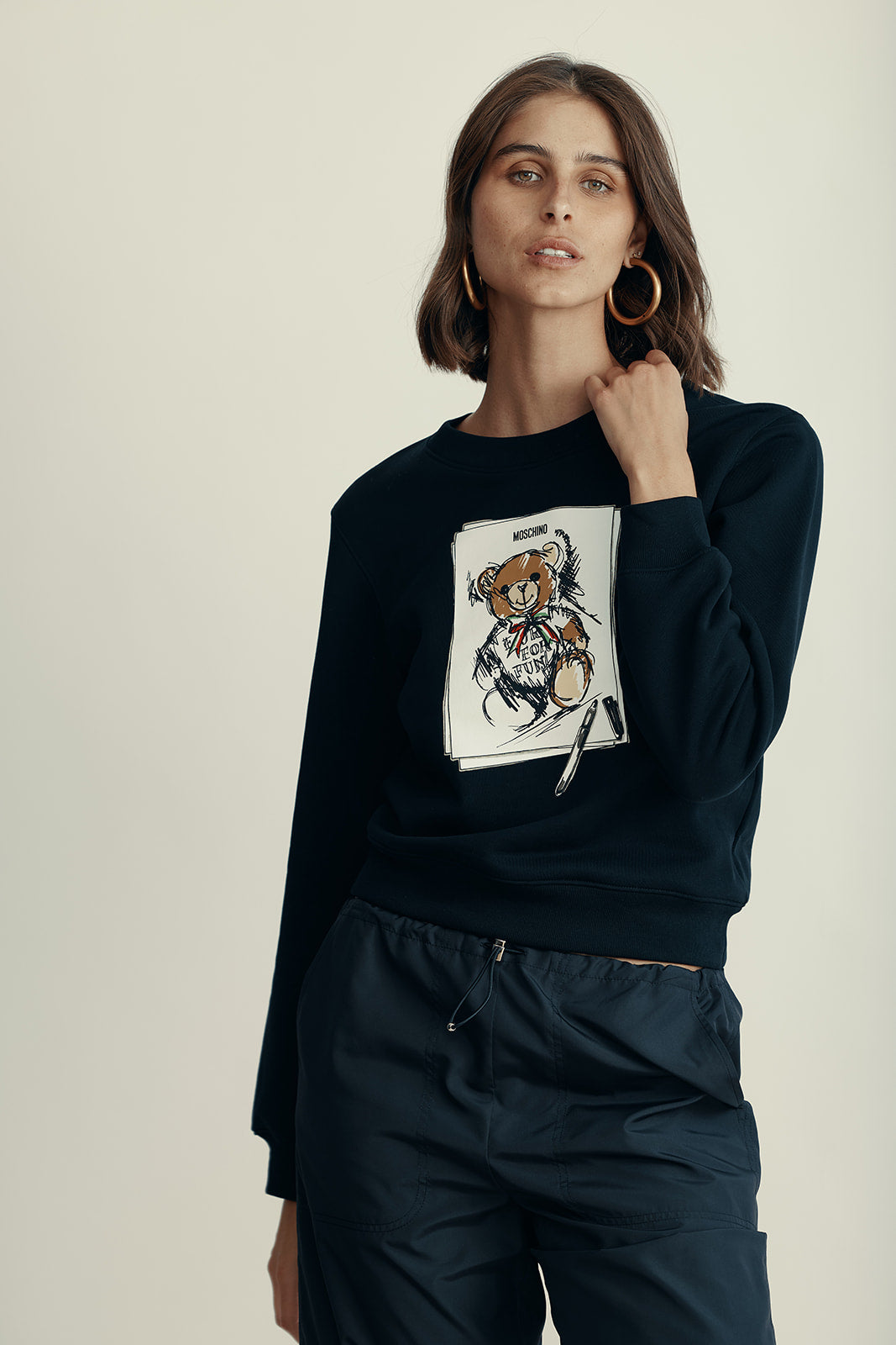 סווטשירט עם הדפס מקולקציית  MOSCHINO Coutureהרכב: 100% כותנההדוגמנית בגובה 1.80 ולובשת מידה S