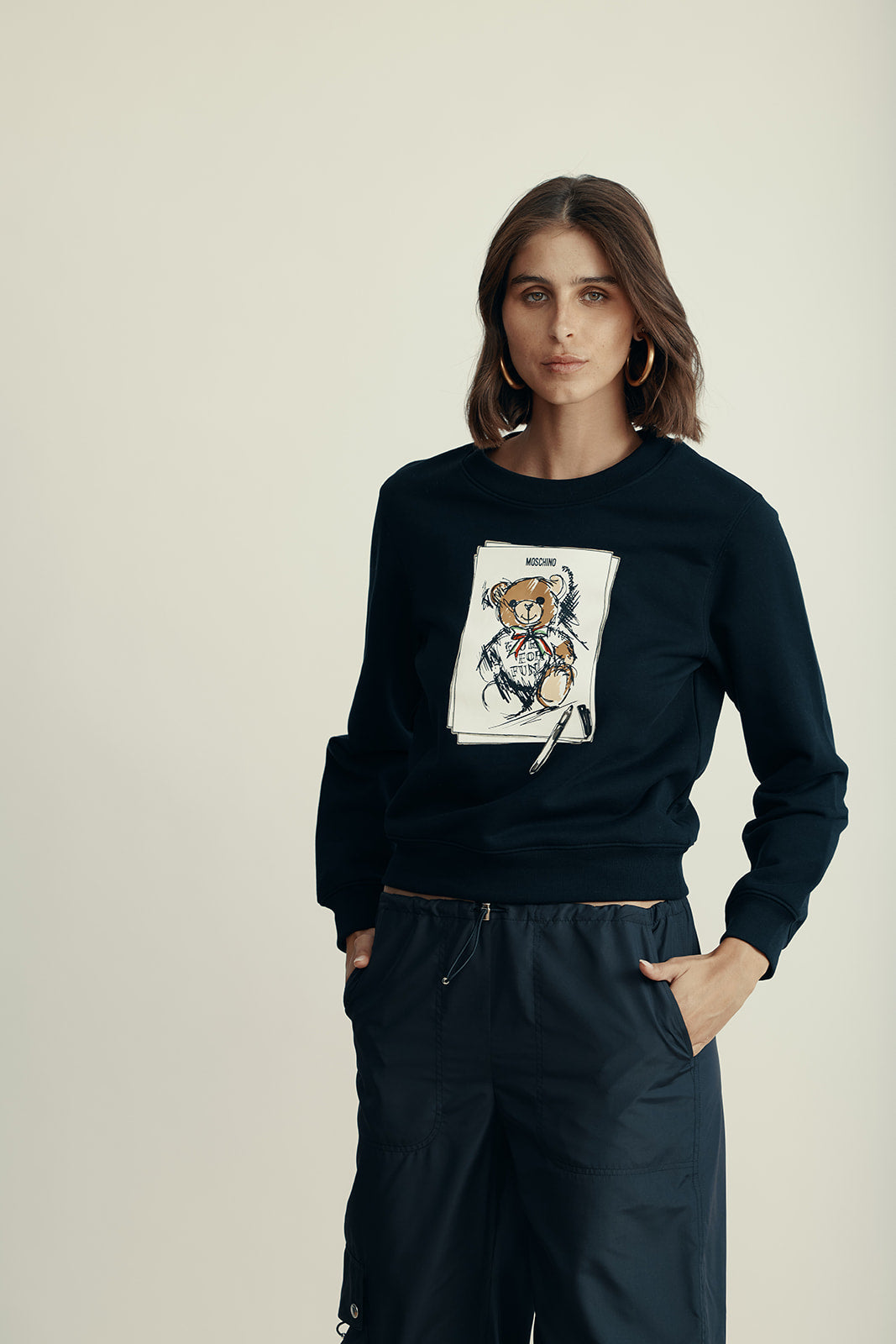 סווטשירט עם הדפס מקולקציית  MOSCHINO Coutureהרכב: 100% כותנההדוגמנית בגובה 1.80 ולובשת מידה S