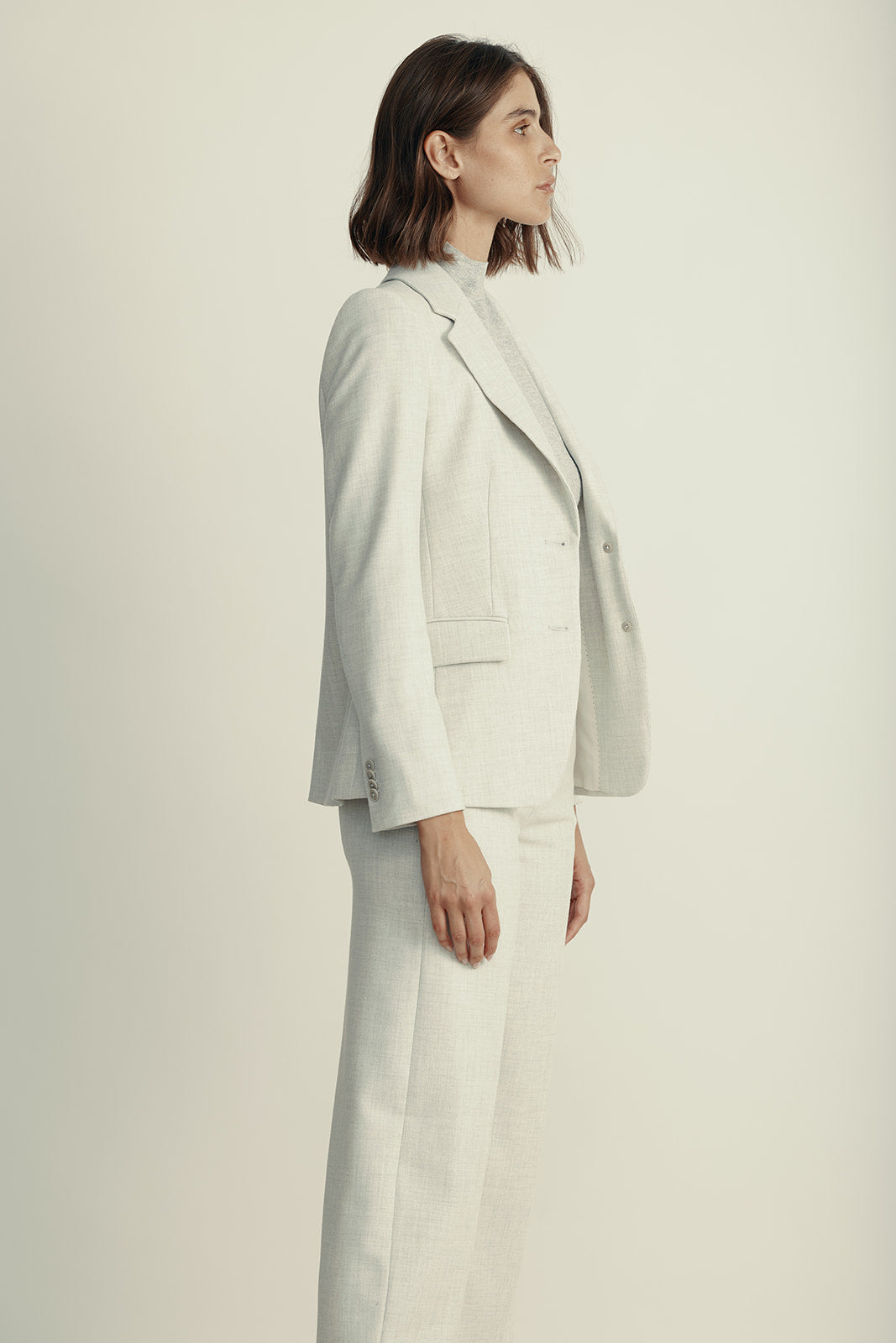 בלייזר סינגל ברסט בגזרת סלים פיטהרכב: 62% פוליאסטר (ממוחזר), 26% ויסקוזה, 9% צמר, 3% אלסטןהדוגמנית בגובה 1.80 ולובשת מידה 2 של דרייקורן