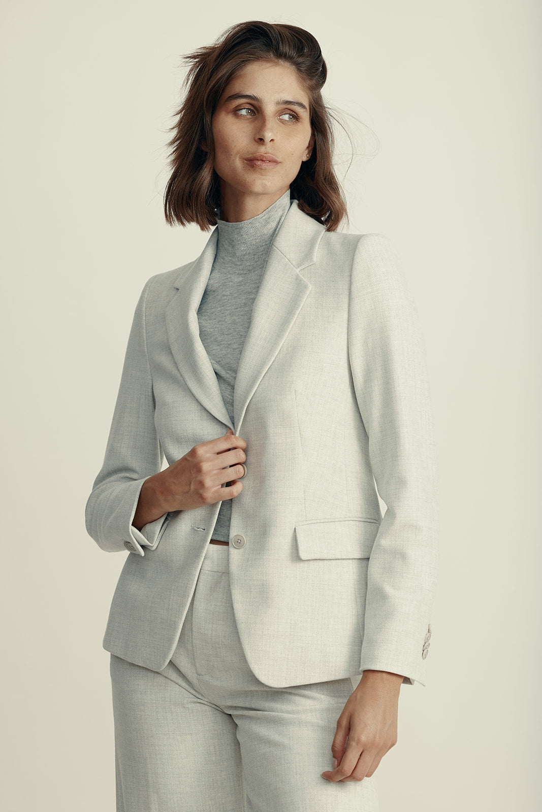 בלייזר סינגל ברסט בגזרת סלים פיטהרכב: 62% פוליאסטר (ממוחזר), 26% ויסקוזה, 9% צמר, 3% אלסטןהדוגמנית בגובה 1.80 ולובשת מידה 2 של דרייקורן