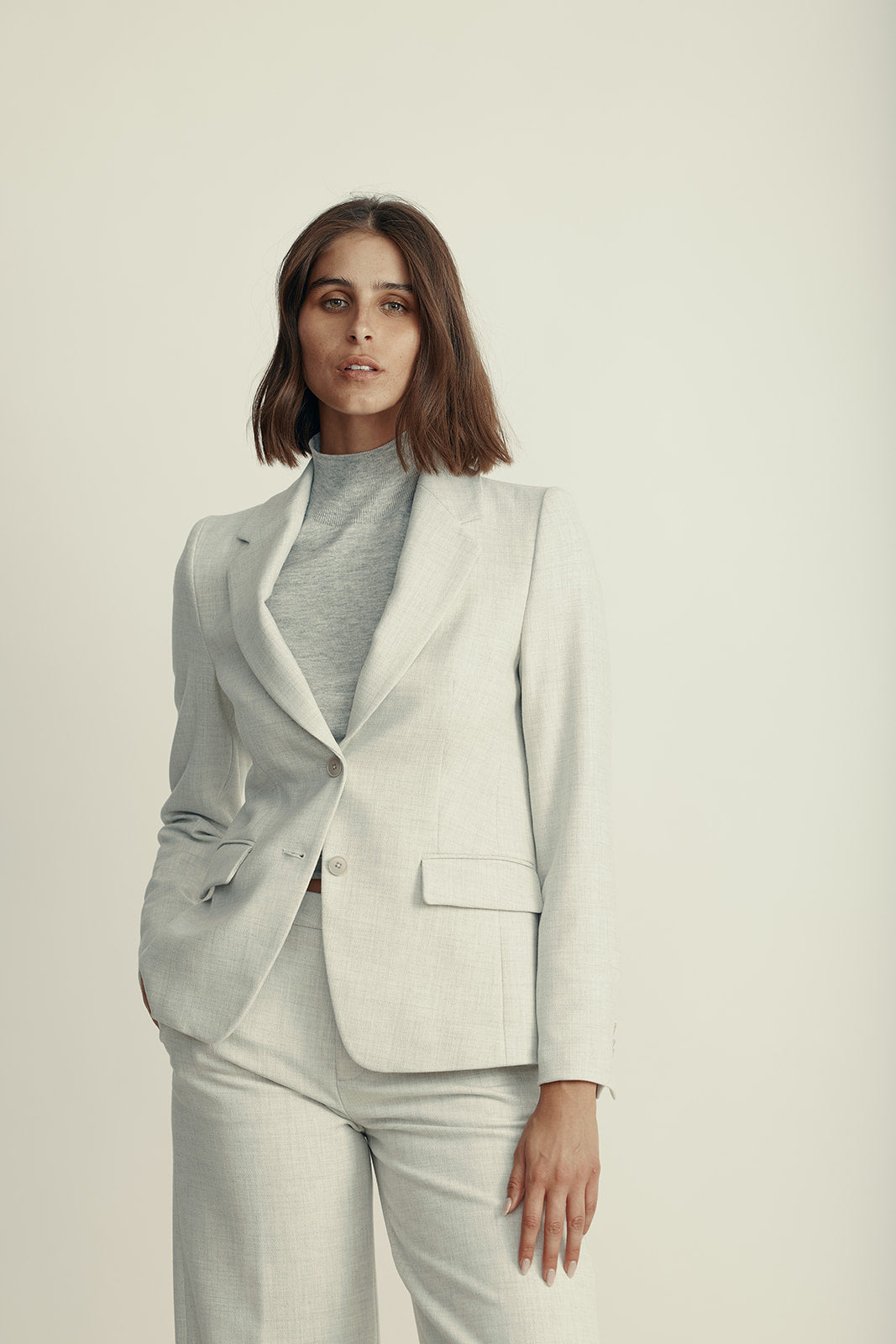 בלייזר סינגל ברסט בגזרת סלים פיטהרכב: 62% פוליאסטר (ממוחזר), 26% ויסקוזה, 9% צמר, 3% אלסטןהדוגמנית בגובה 1.80 ולובשת מידה 2 של דרייקורן