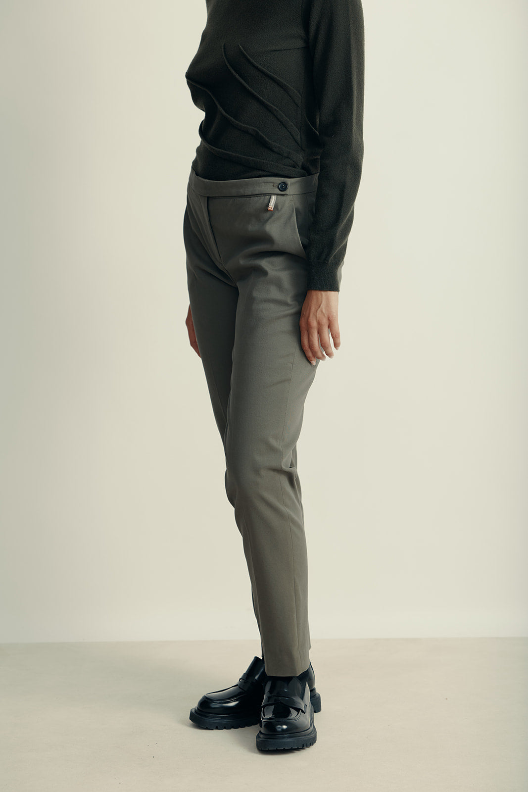 מכנסיים מחוייטים עם סגירת כפתור צידיהרכב: 62% כותנה, 35% ליוסל, 3% אלסטןהדוגמנית בגובה 1.80 ולובשת מידה 42 איטלקית