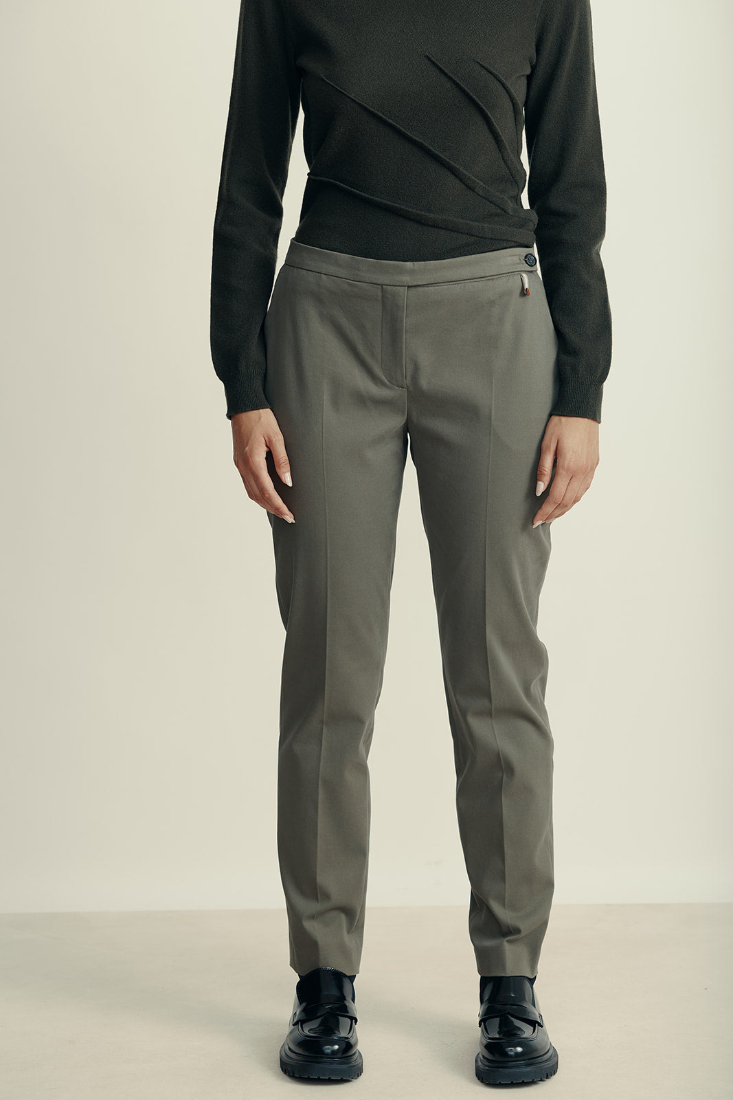 מכנסיים מחוייטים עם סגירת כפתור צידיהרכב: 62% כותנה, 35% ליוסל, 3% אלסטןהדוגמנית בגובה 1.80 ולובשת מידה 42 איטלקית