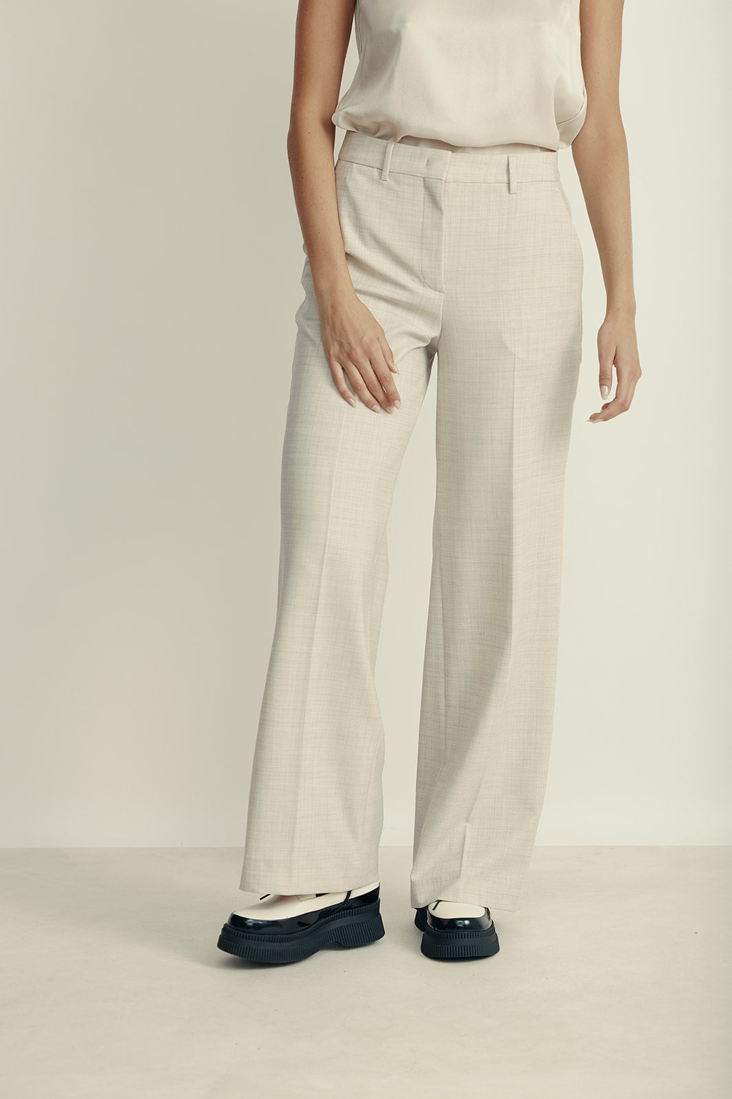 מכנסיים מחוייטים רחביםהרכב: 53% פוליאסטר, 43% צמר וירג'ין, 4% אלסטןהדוגמנית בגובה 1.80 ולובשת מידה 42 איטלקית