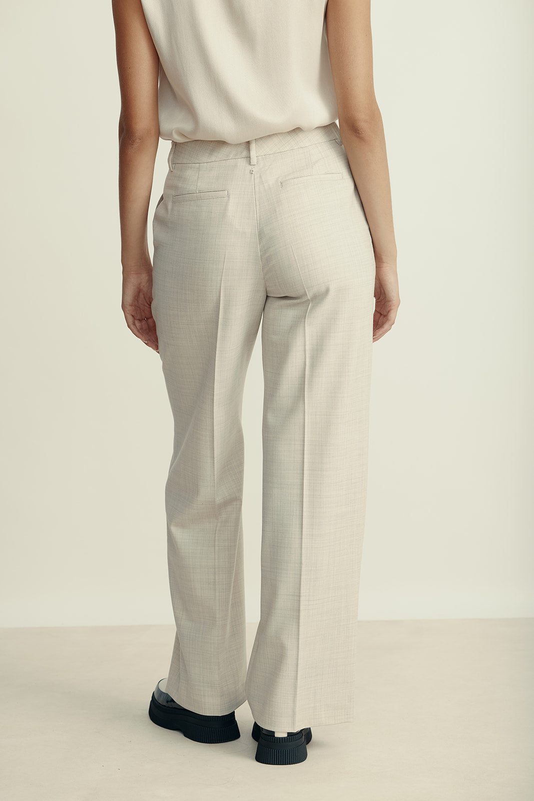 מכנסיים מחוייטים רחביםהרכב: 53% פוליאסטר, 43% צמר וירג'ין, 4% אלסטןהדוגמנית בגובה 1.80 ולובשת מידה 42 איטלקית