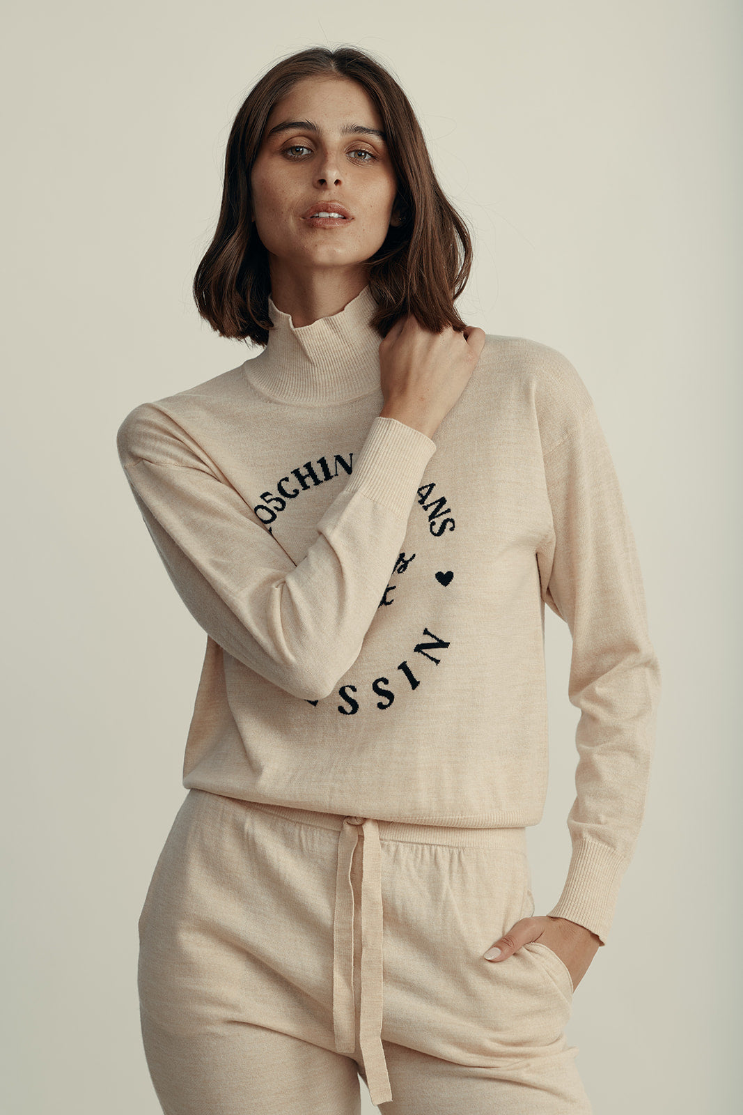 סוודר צמר עם הדפס מונוגרם מקולקציית MOSCHINO Jeansהרכב: 100% צמר וירג'יןהדוגמנית בגובה 1.80 ולובשת מידה S