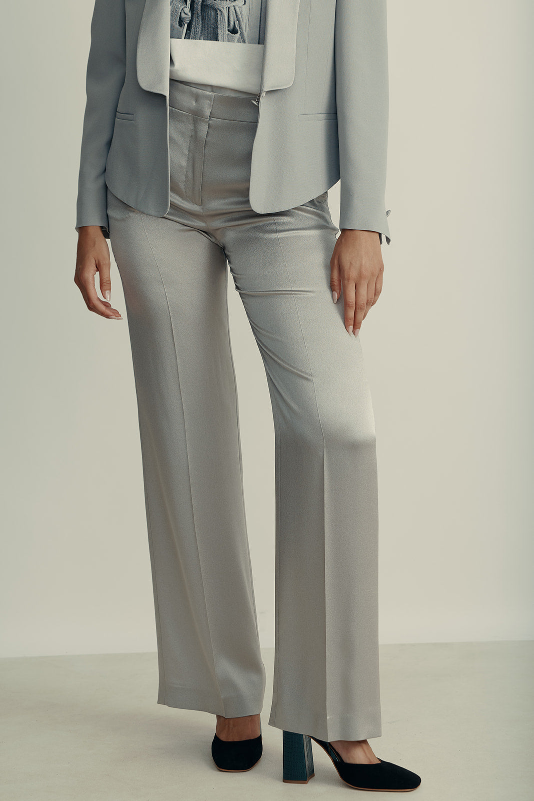 מכנסיים מחוייטים מסאטןהרכב: 64% אצטט, 36% משי; בד משני: 100% קופרוהדוגמנית בגובה 1.80 ולובשת מידה 42 איטלקית