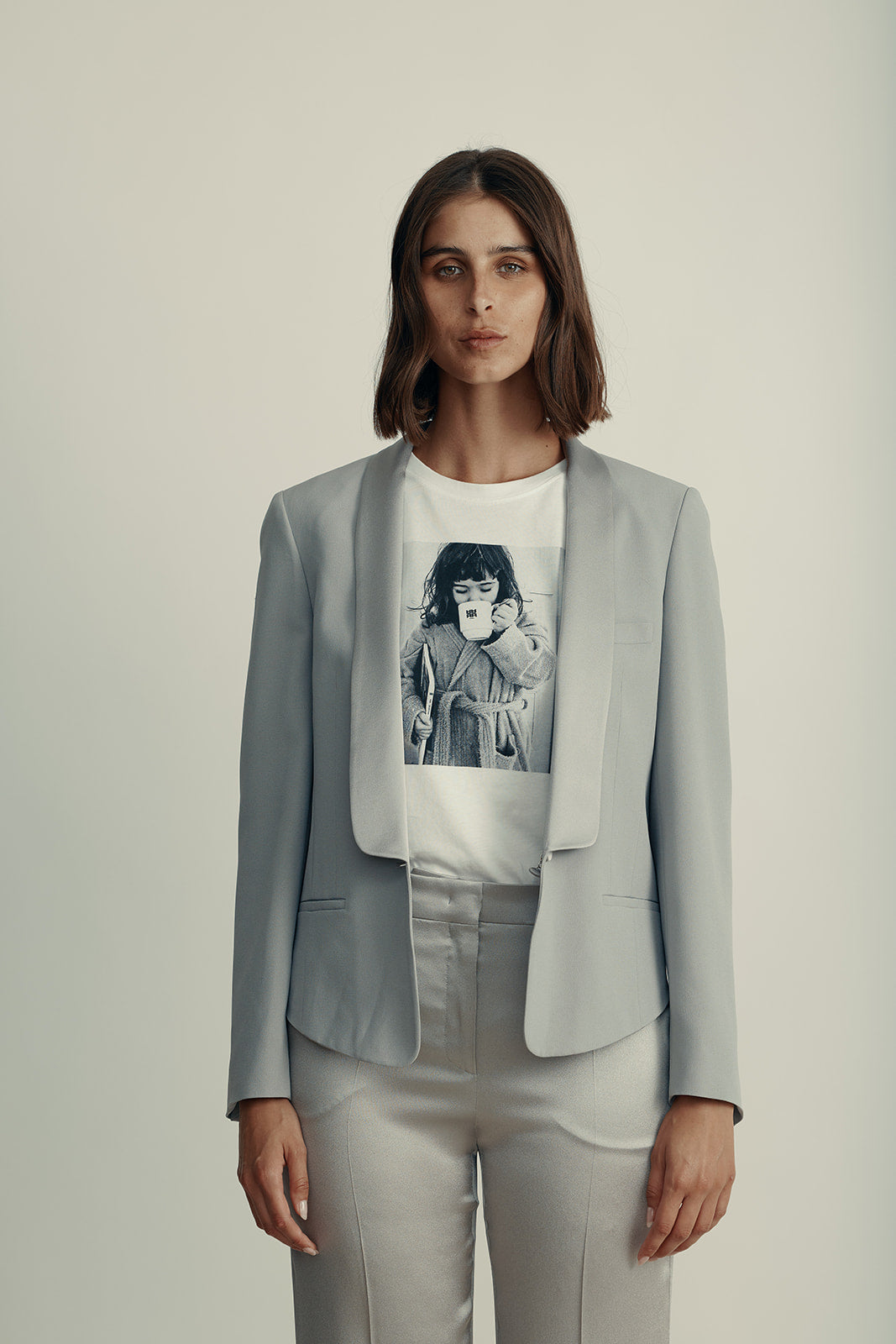 ז'קט מחוייט מסאטן בגזרת טוקסידו הרכב: 74% אצטט, 26% ויסקוזההדוגמנית בגובה 1.80 ולובשת מידה 42 איטלקית