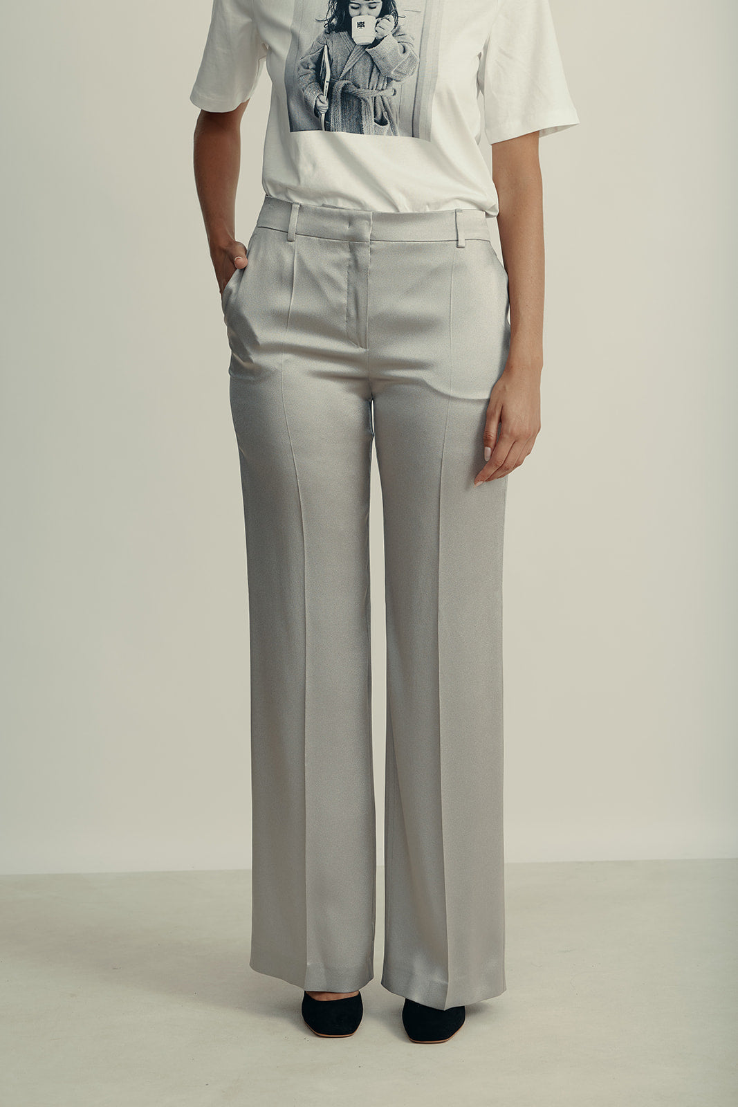 מכנסיים מחוייטים מסאטןהרכב: 64% אצטט, 36% משי; בד משני: 100% קופרוהדוגמנית בגובה 1.80 ולובשת מידה 42 איטלקית