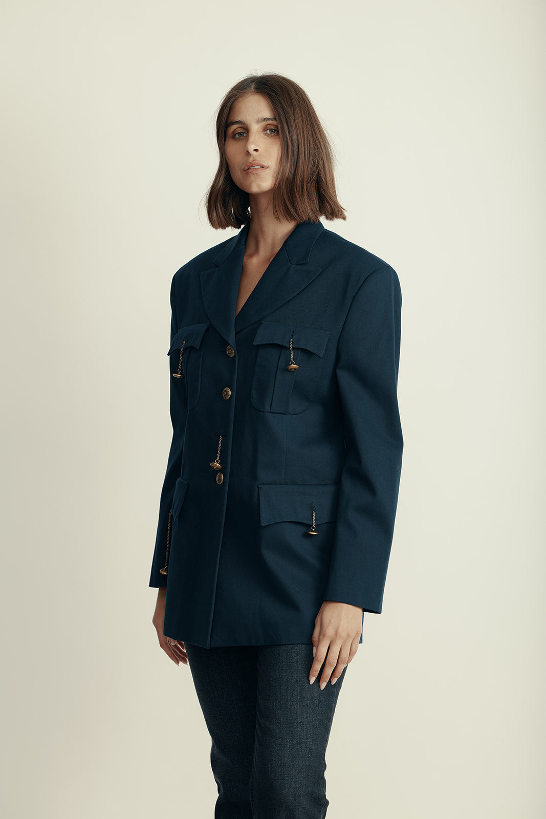 ז'קט במראה מחוייט מקולקציית MOSCHINO Couture עם אלמנט כפתוריםהרכב: 90% כותנה, 10% צמר; בטנה: 52% אצטט, 48% ויסקוזההדוגמנית בגובה 1.80 ולובשת מידה 38 איטלקית