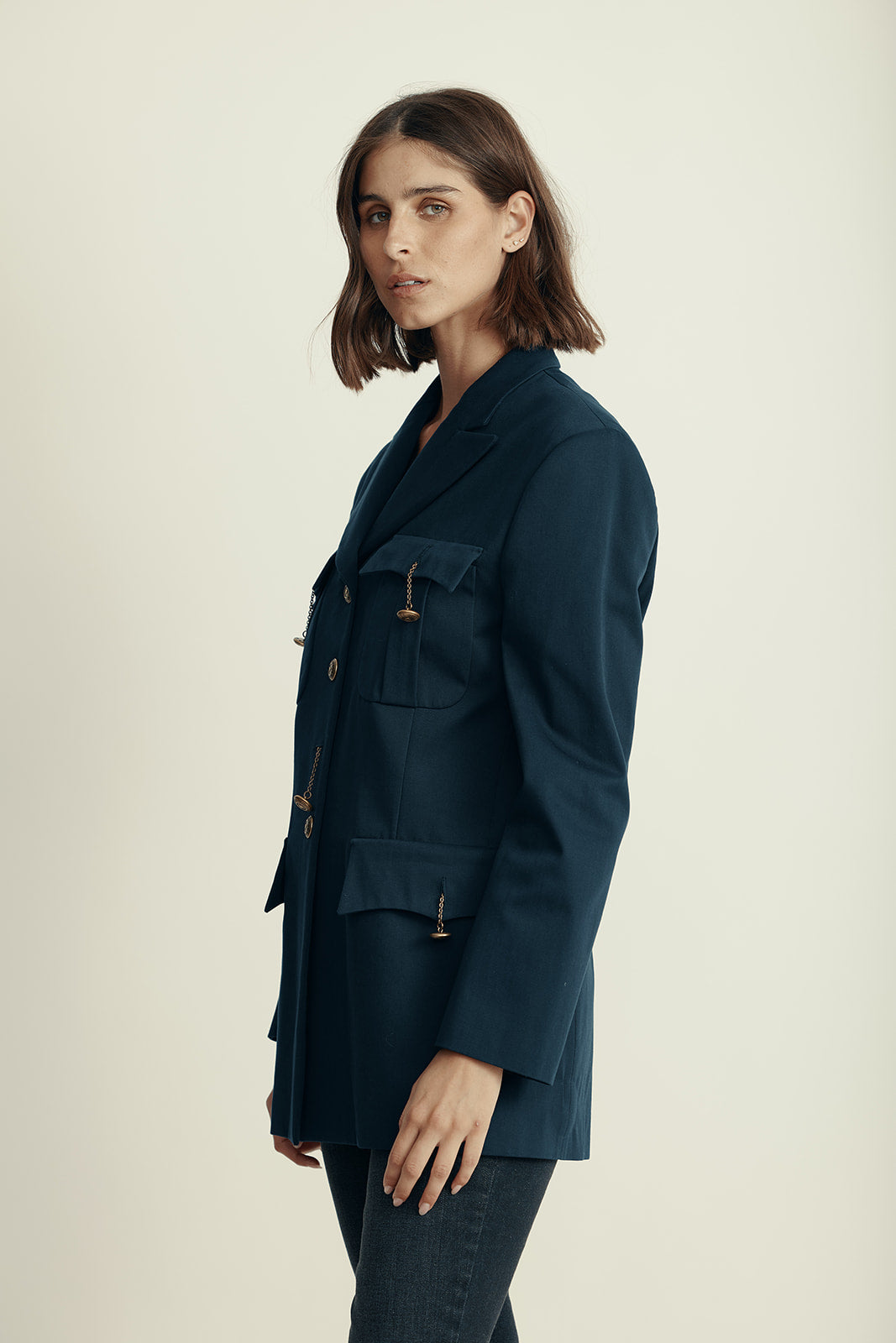 ז'קט במראה מחוייט מקולקציית MOSCHINO Couture עם אלמנט כפתוריםהרכב: 90% כותנה, 10% צמר; בטנה: 52% אצטט, 48% ויסקוזההדוגמנית בגובה 1.80 ולובשת מידה 38 איטלקית